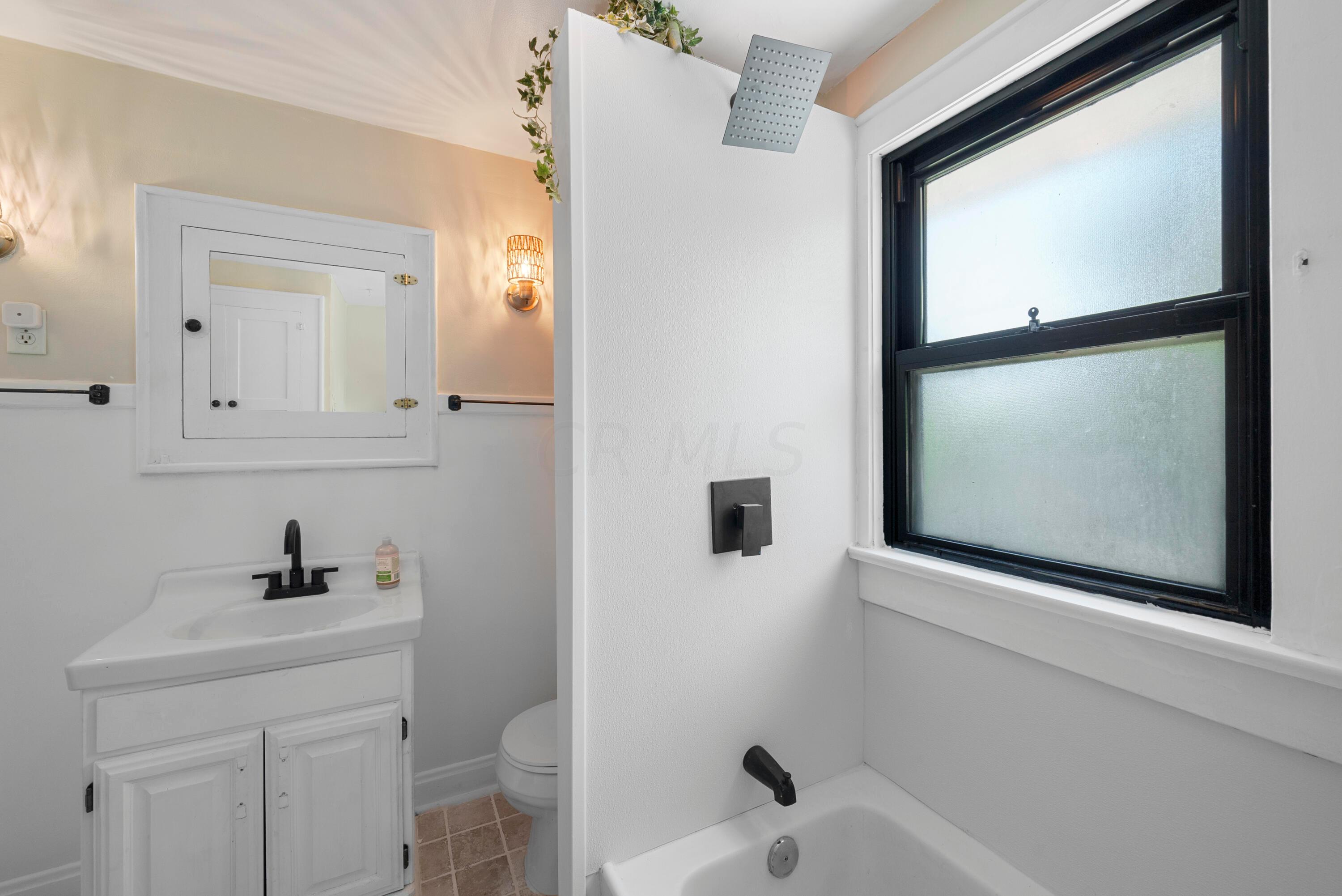 713 E Deshler Avenue