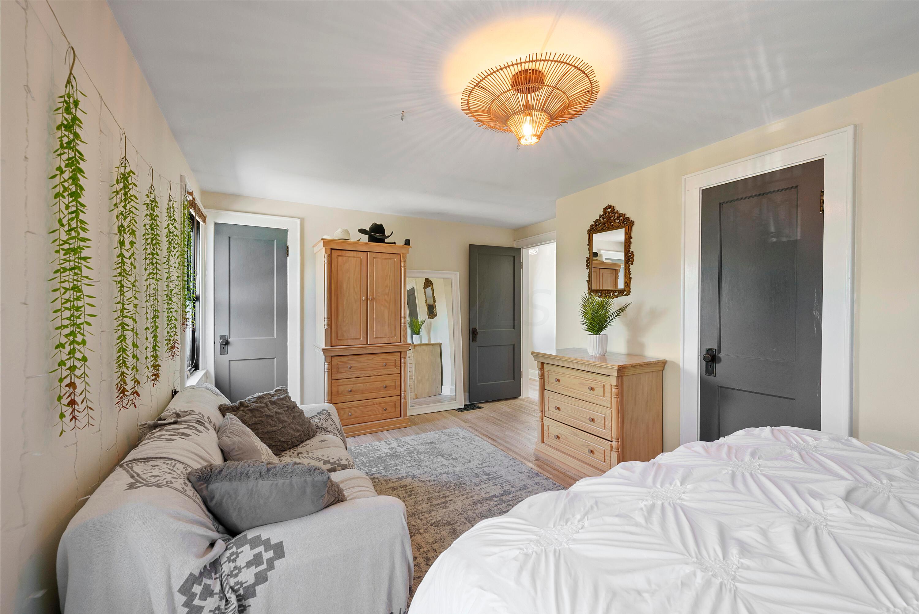 713 E Deshler Avenue