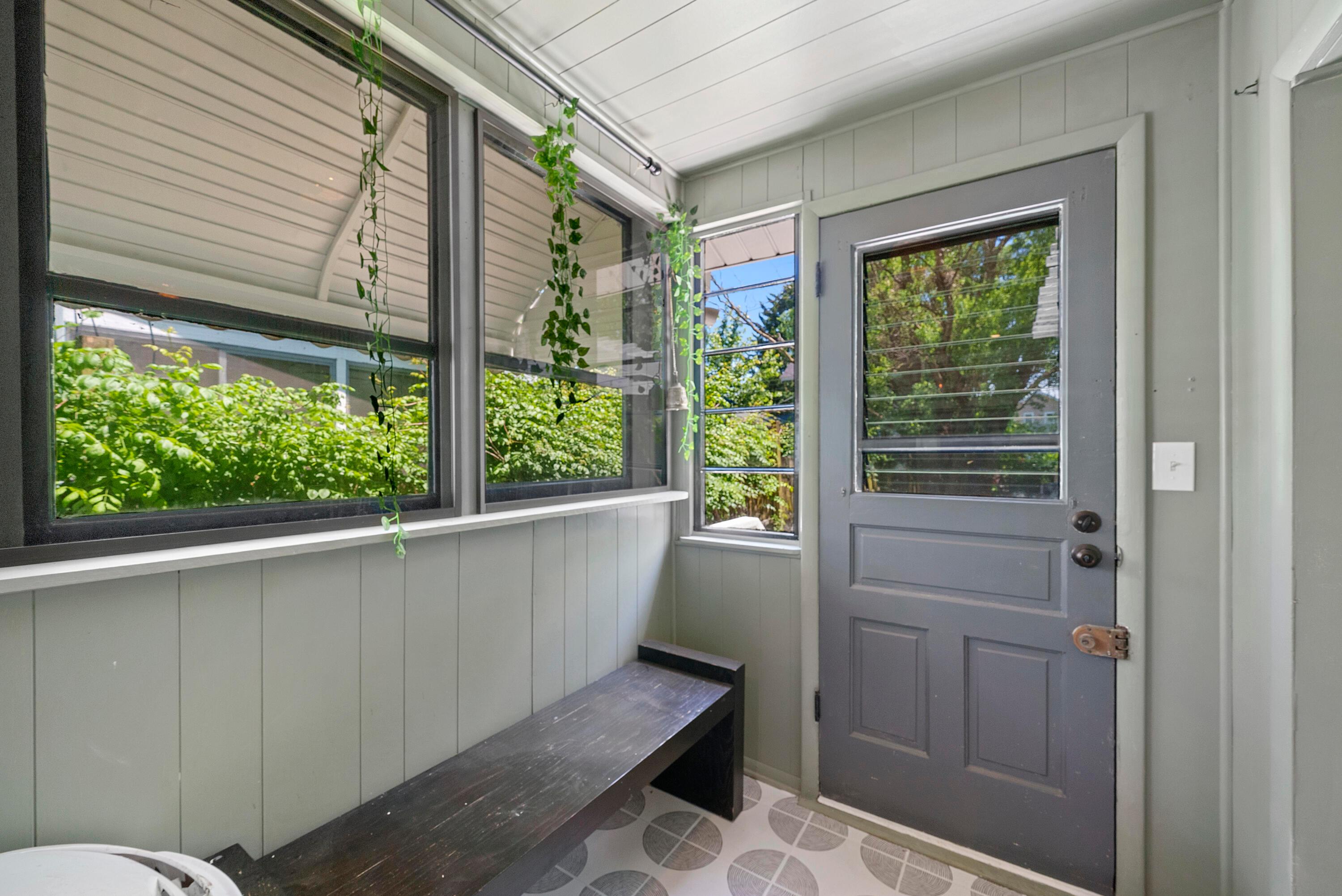 713 E Deshler Avenue