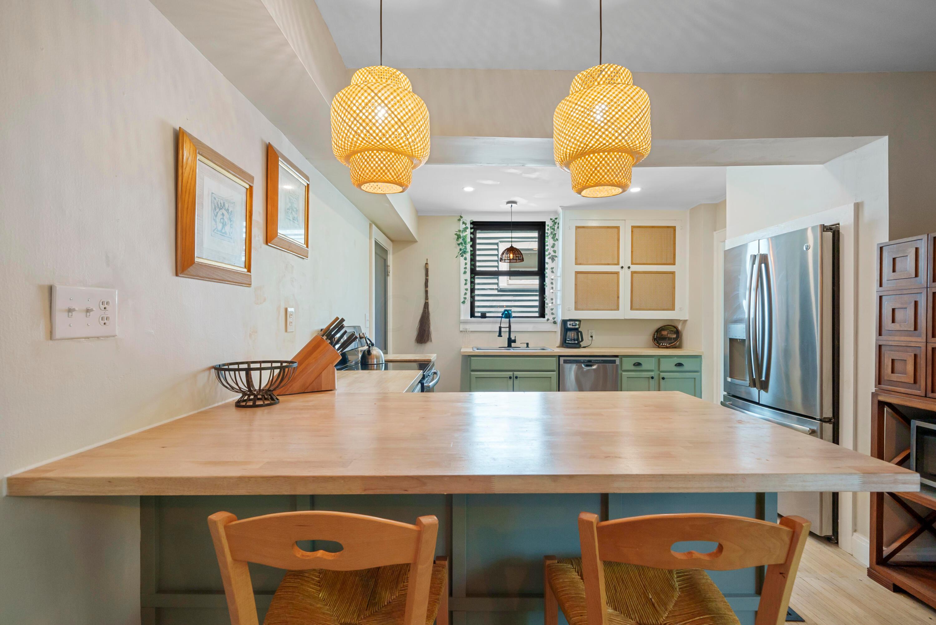 713 E Deshler Avenue