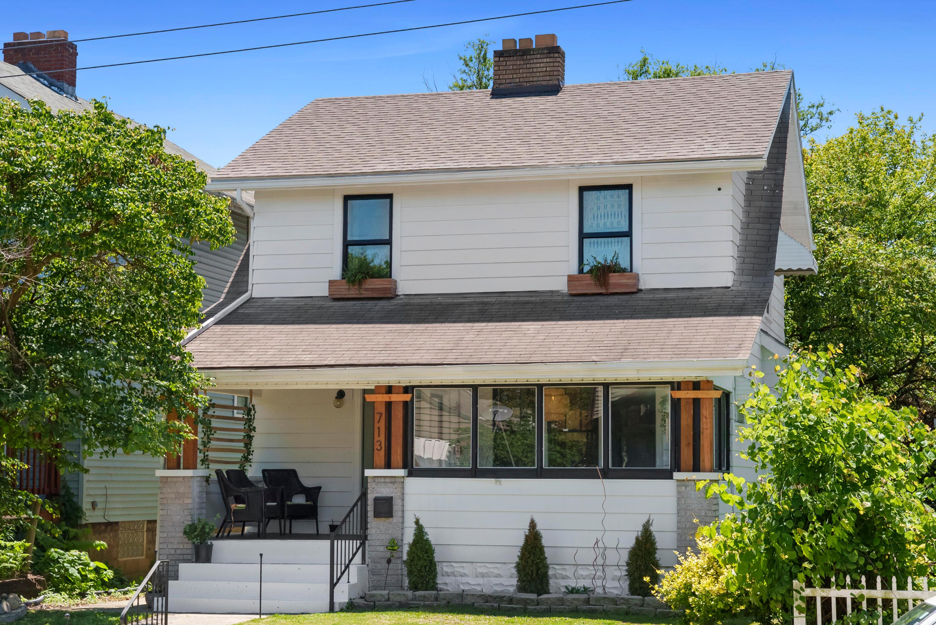 713 E Deshler Avenue