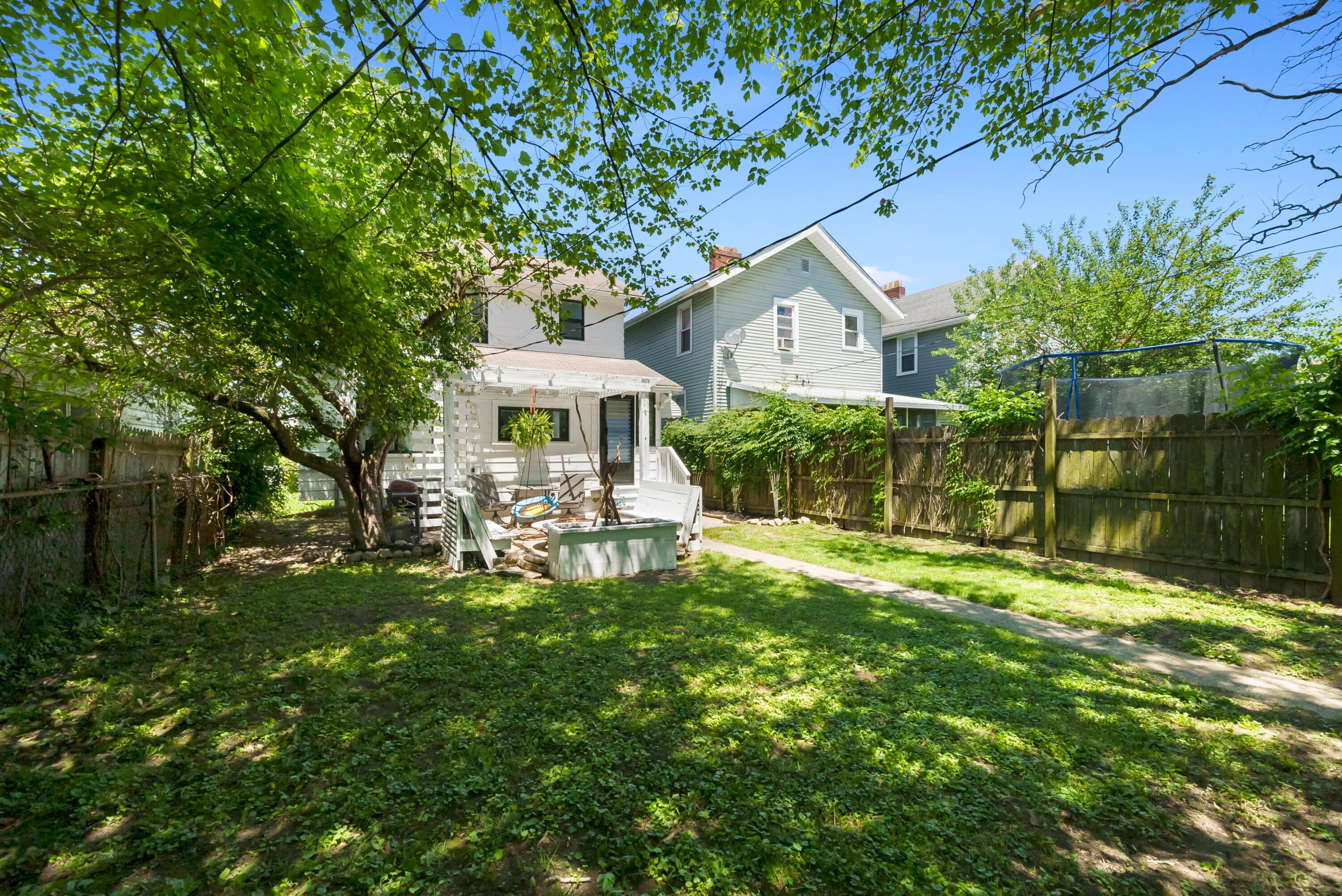 713 E Deshler Avenue