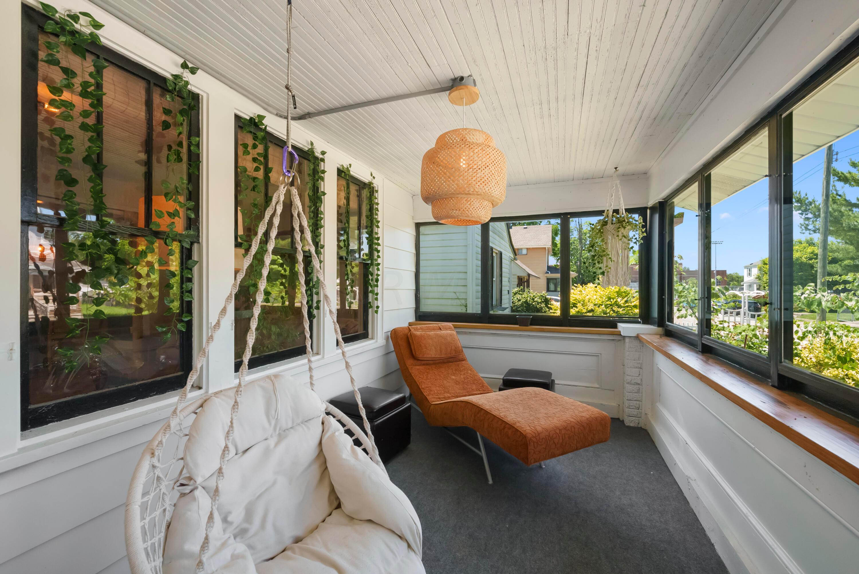 713 E Deshler Avenue