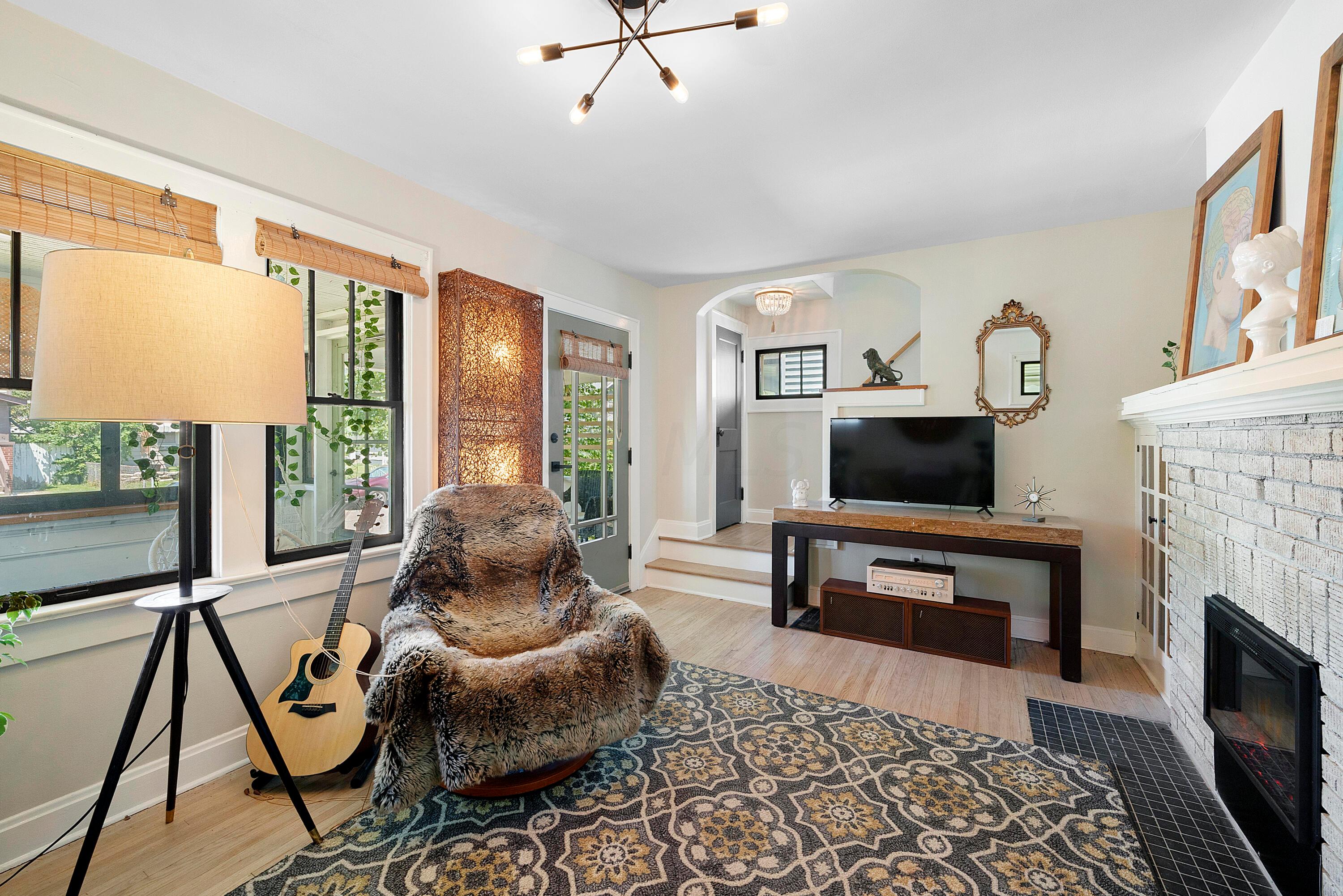 713 E Deshler Avenue