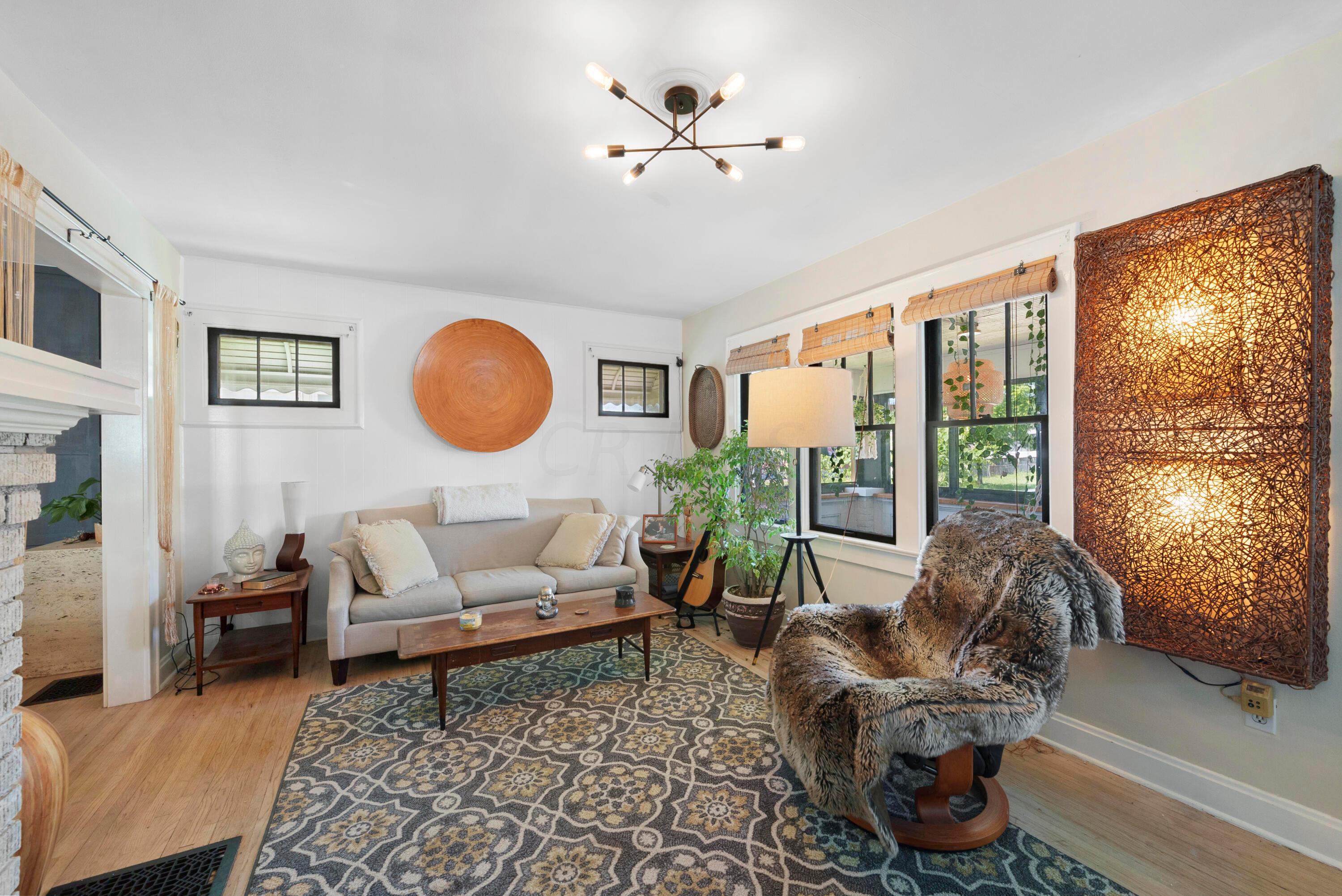 713 E Deshler Avenue