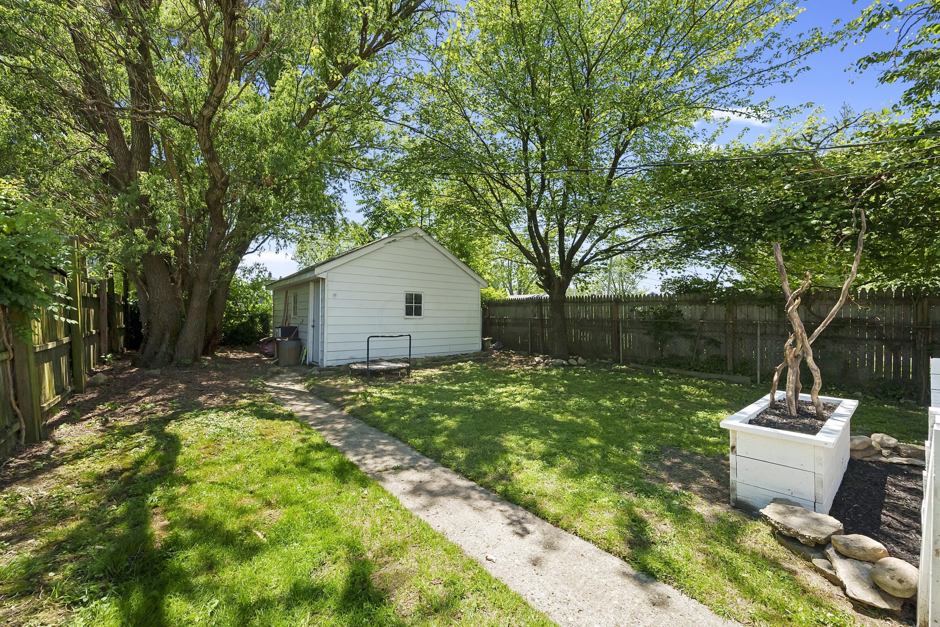 713 E Deshler Avenue