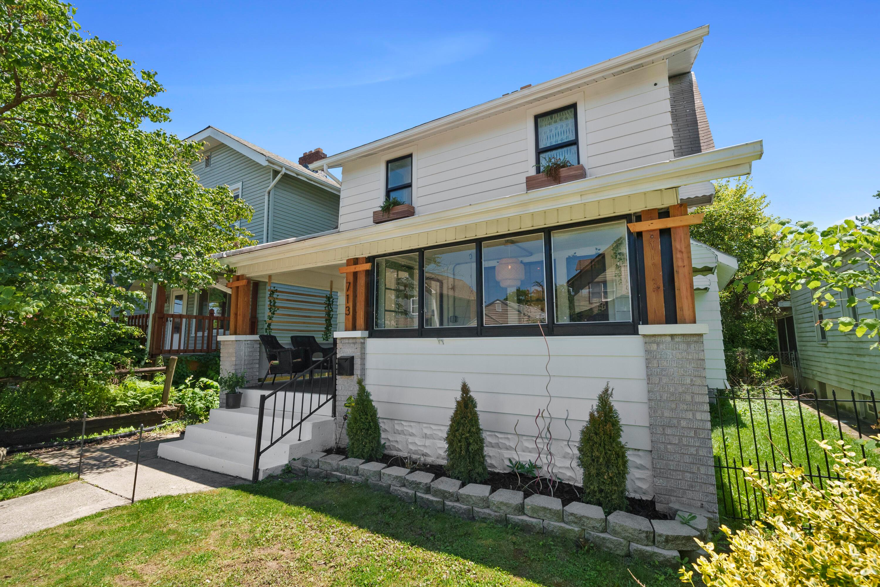 713 E Deshler Avenue