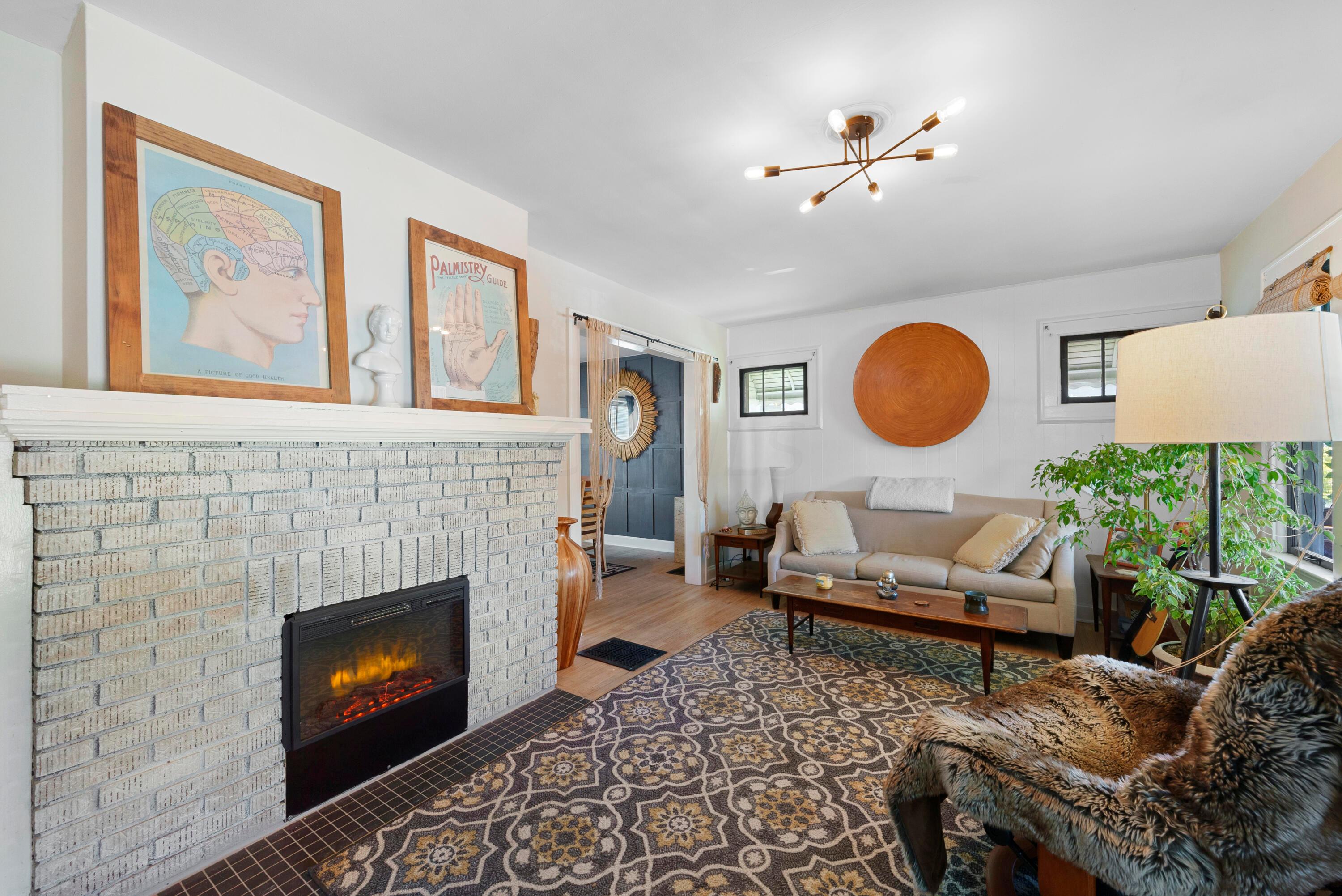 713 E Deshler Avenue