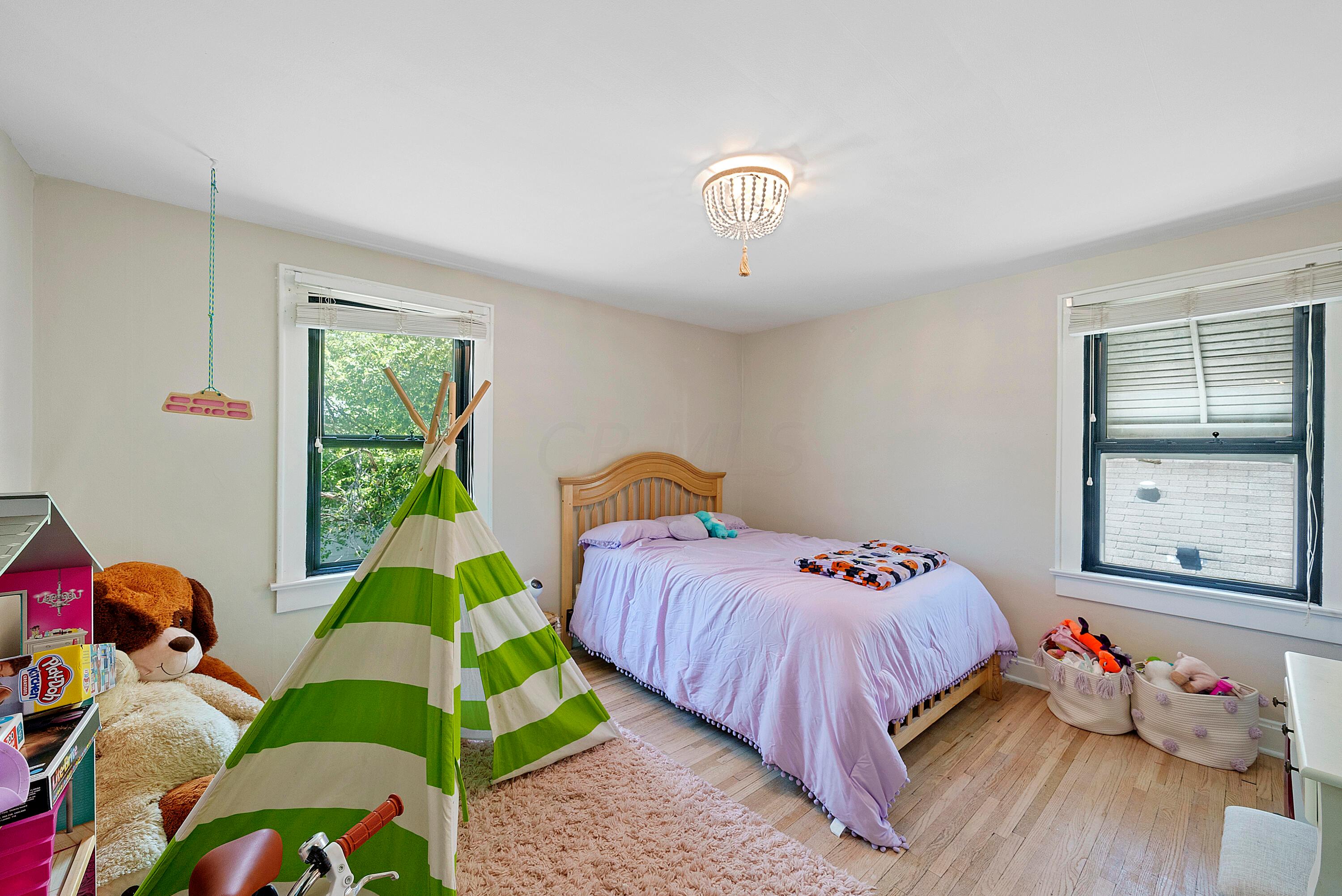 713 E Deshler Avenue