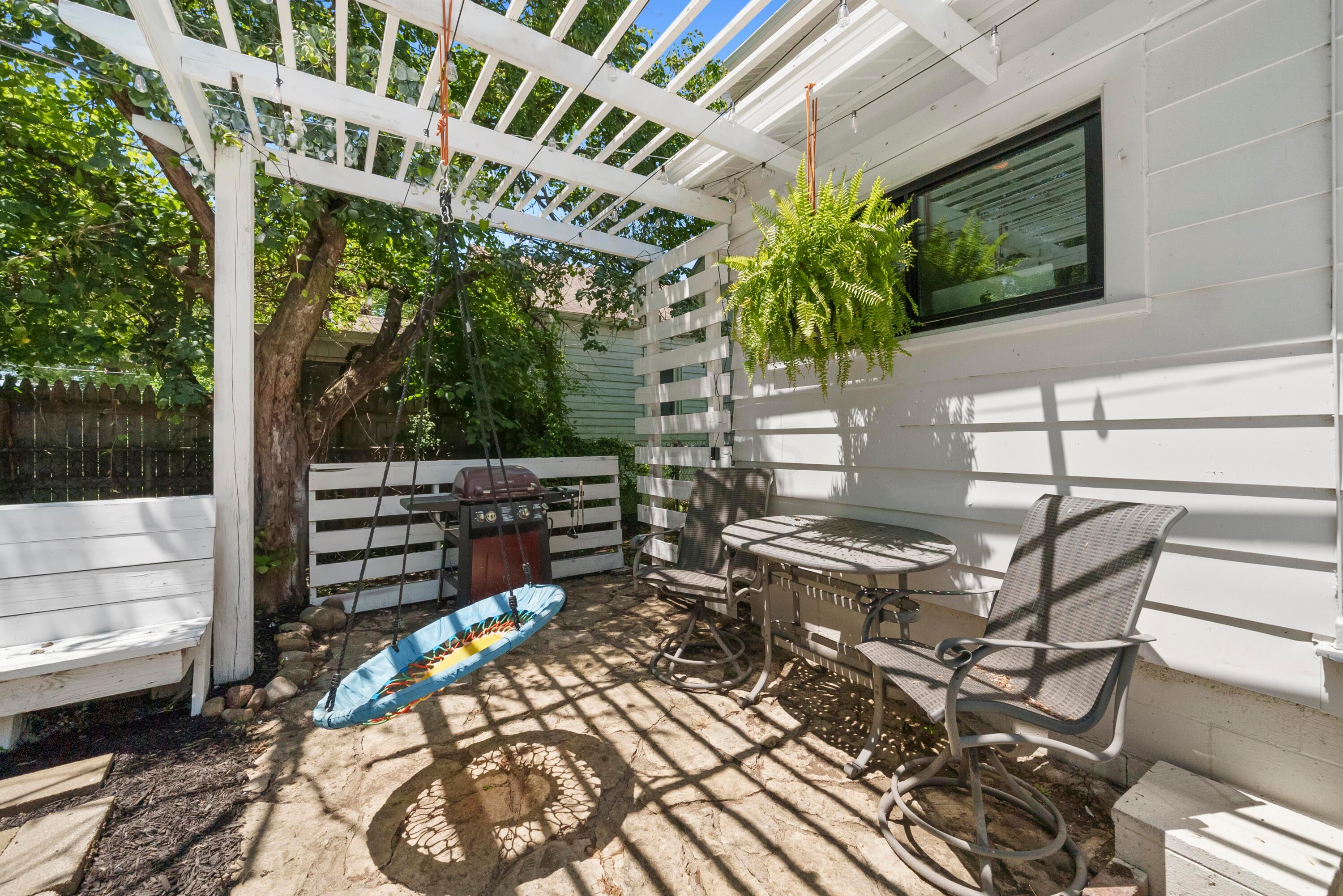 713 E Deshler Avenue