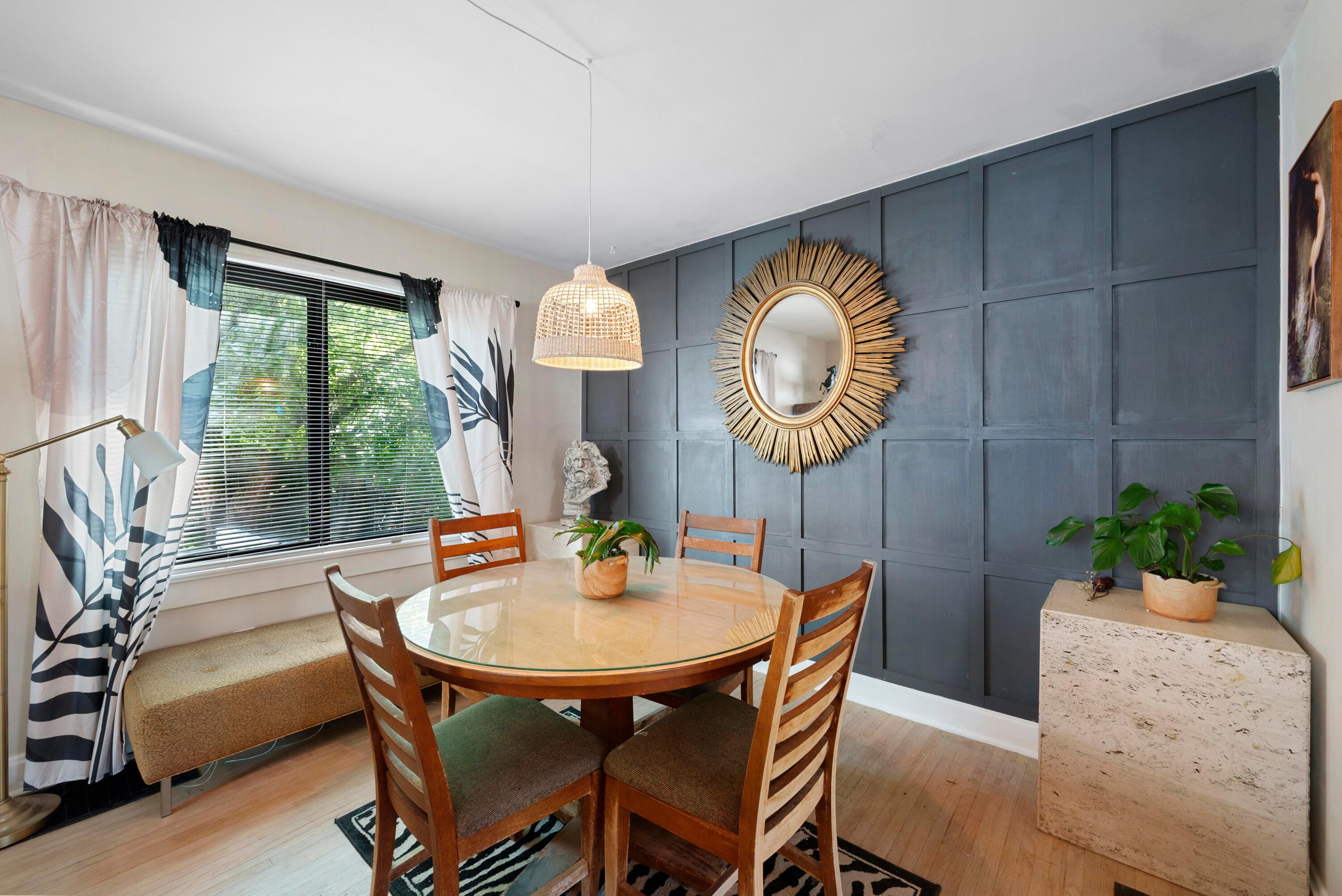 713 E Deshler Avenue