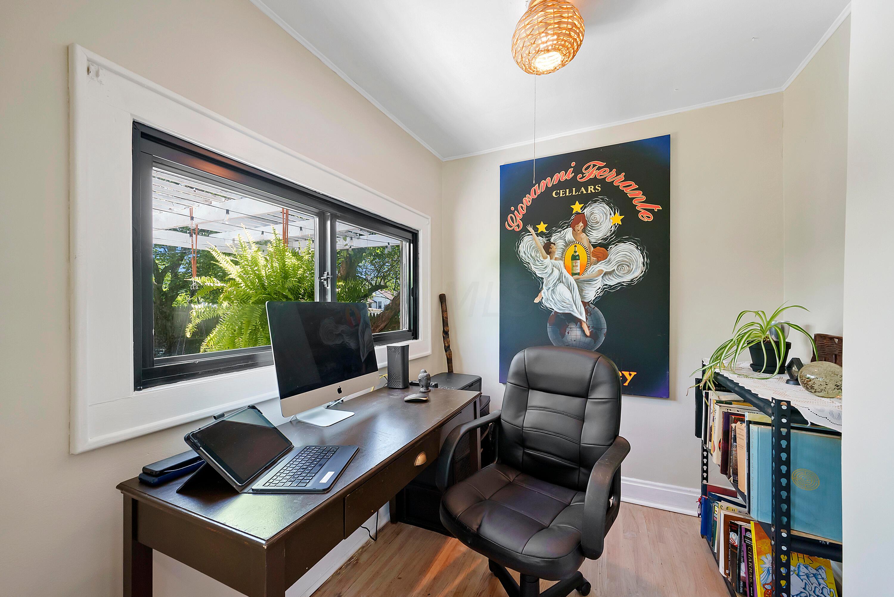 713 E Deshler Avenue