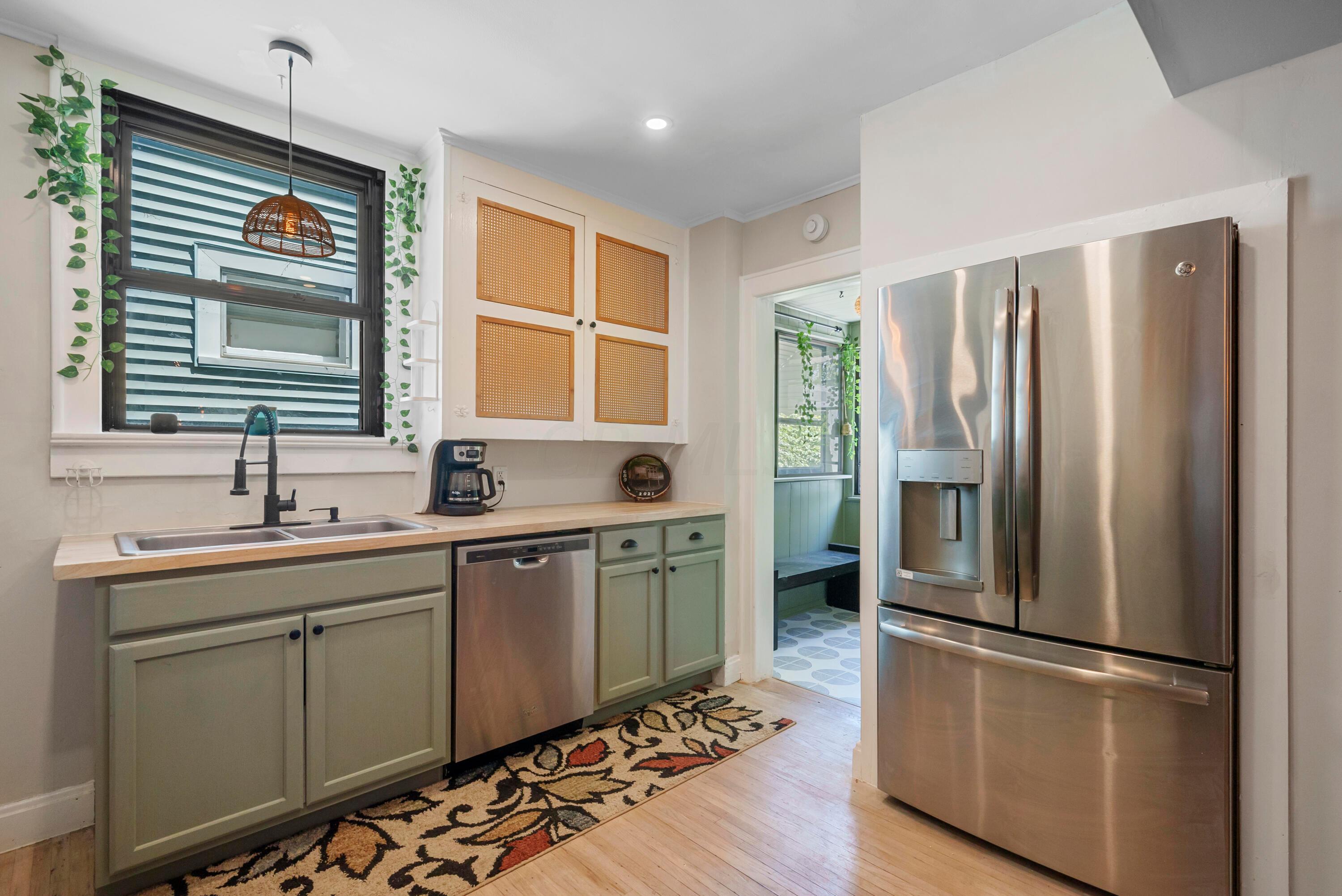 713 E Deshler Avenue