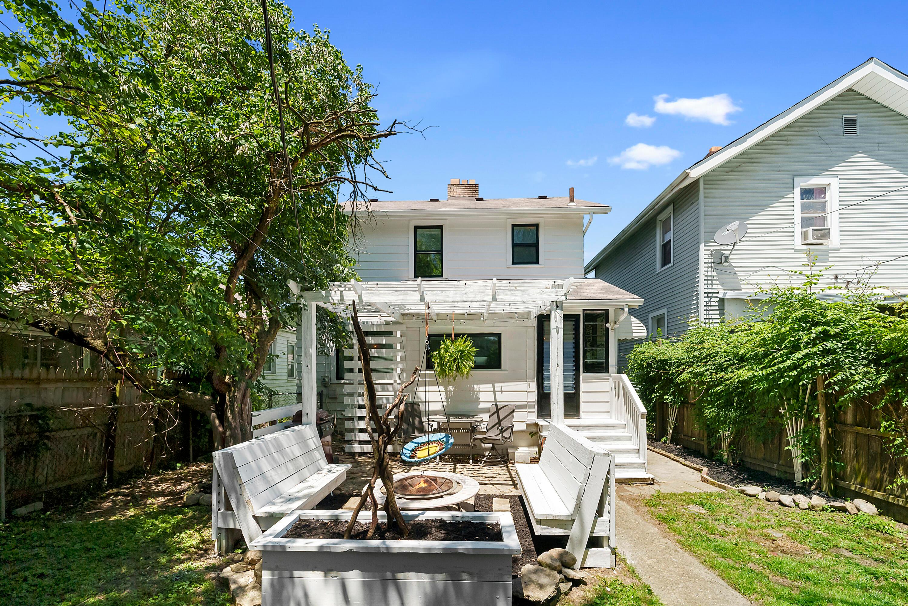 713 E Deshler Avenue