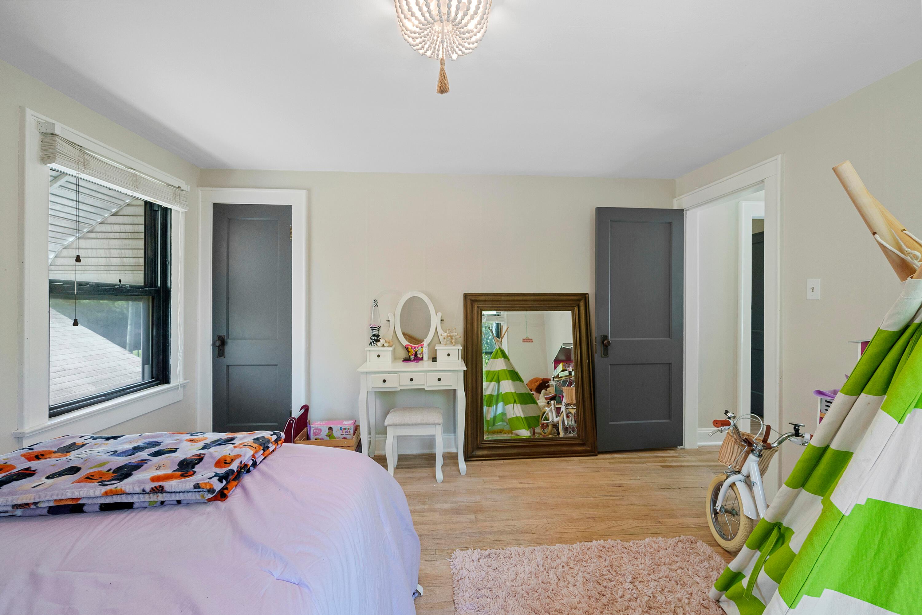 713 E Deshler Avenue