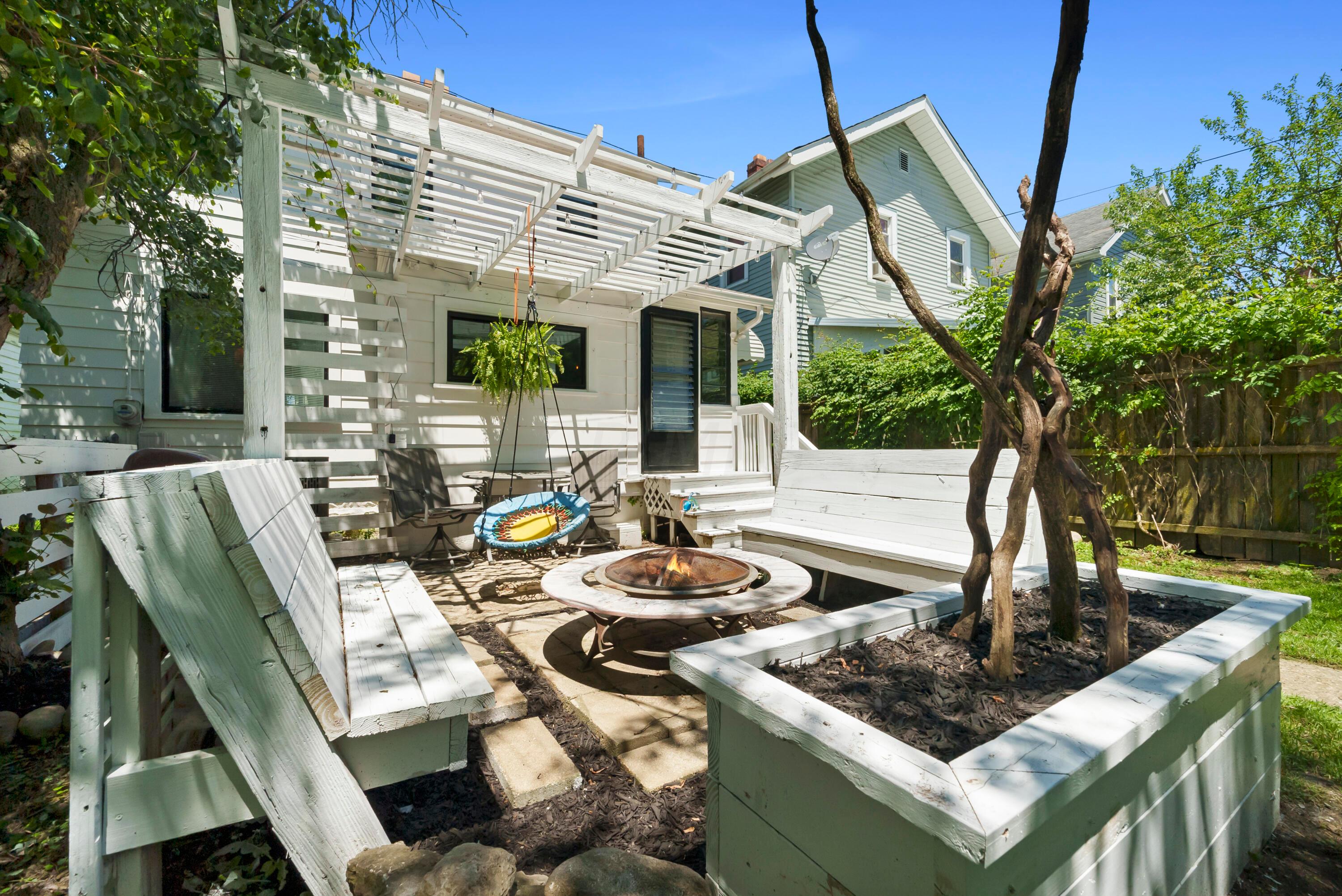 713 E Deshler Avenue