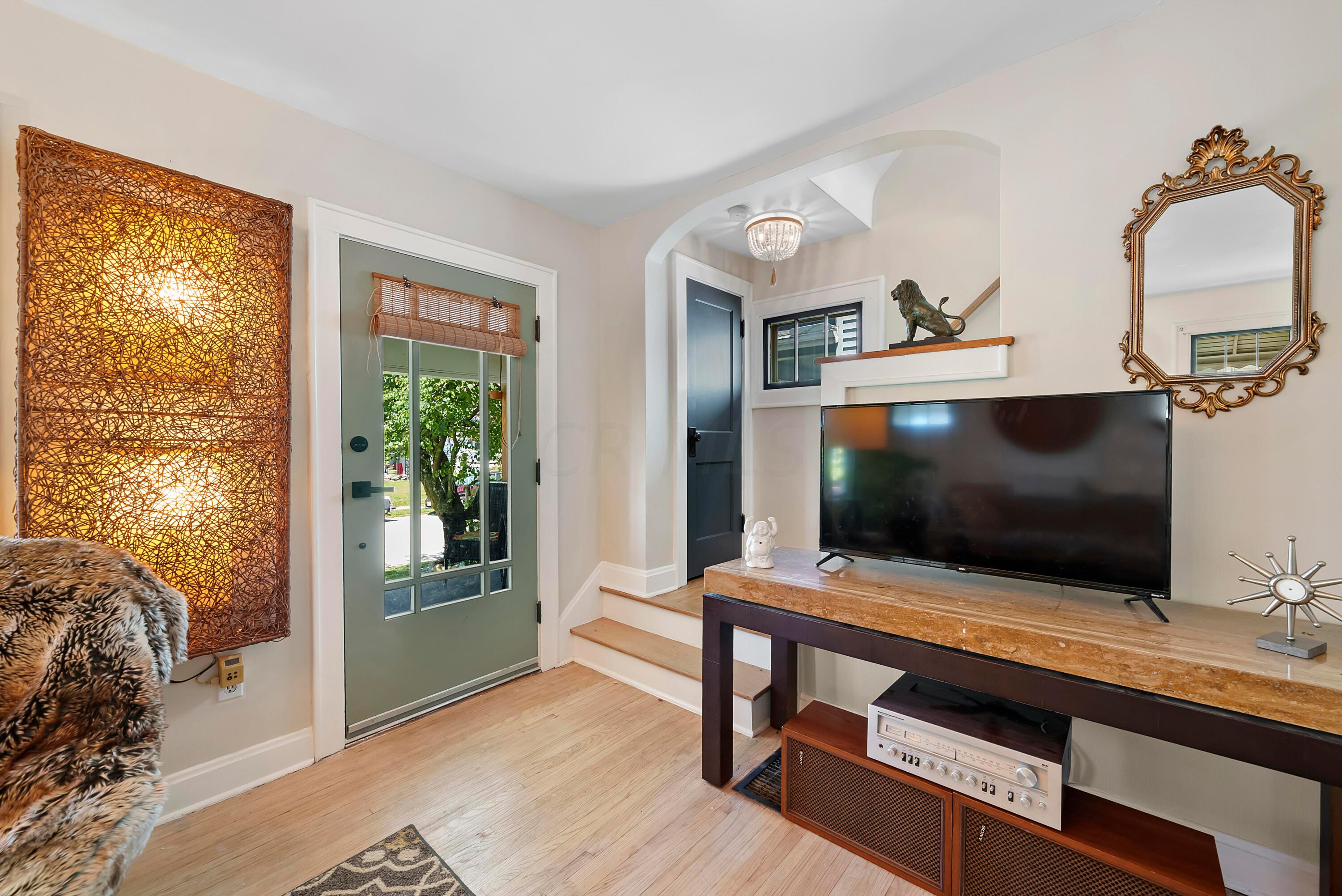 713 E Deshler Avenue