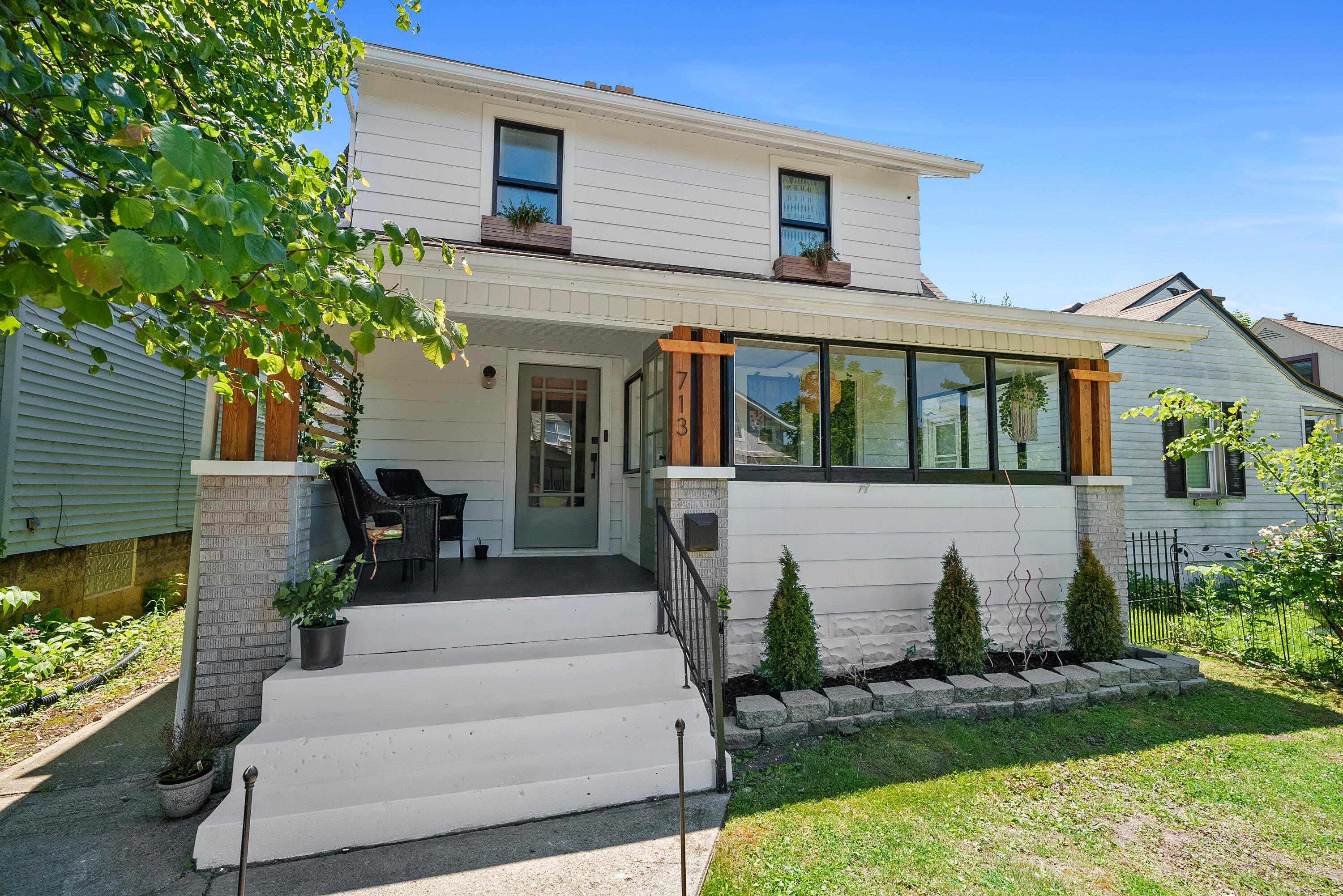 713 E Deshler Avenue