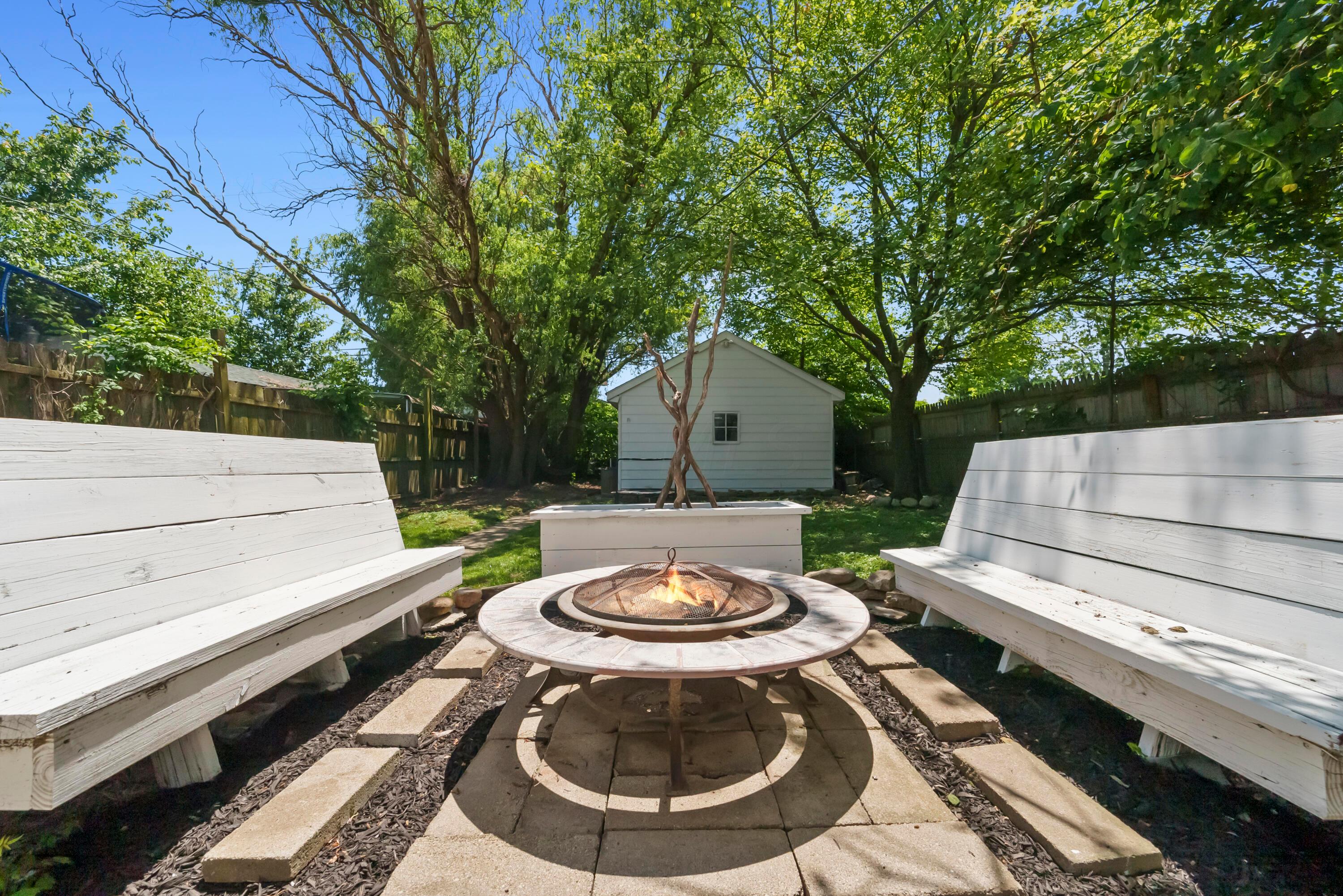 713 E Deshler Avenue