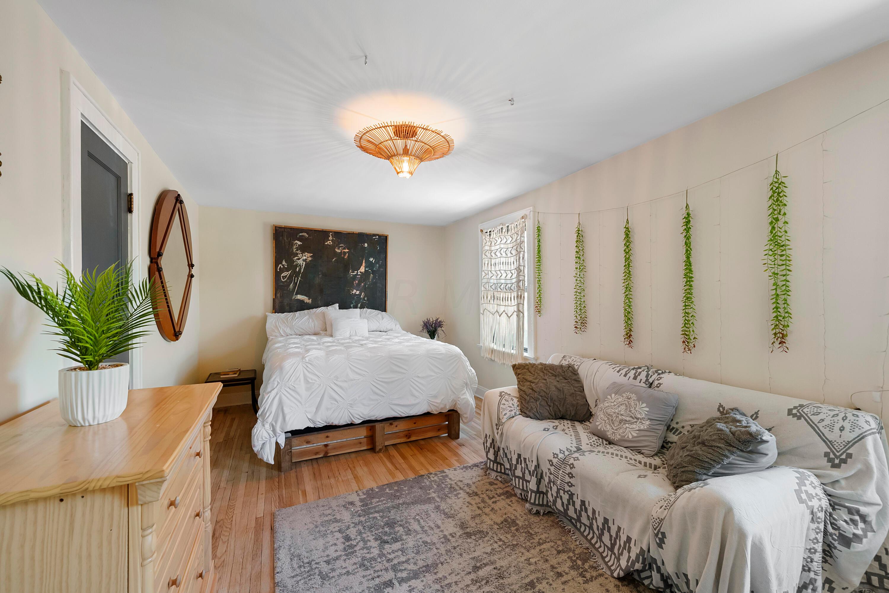 713 E Deshler Avenue