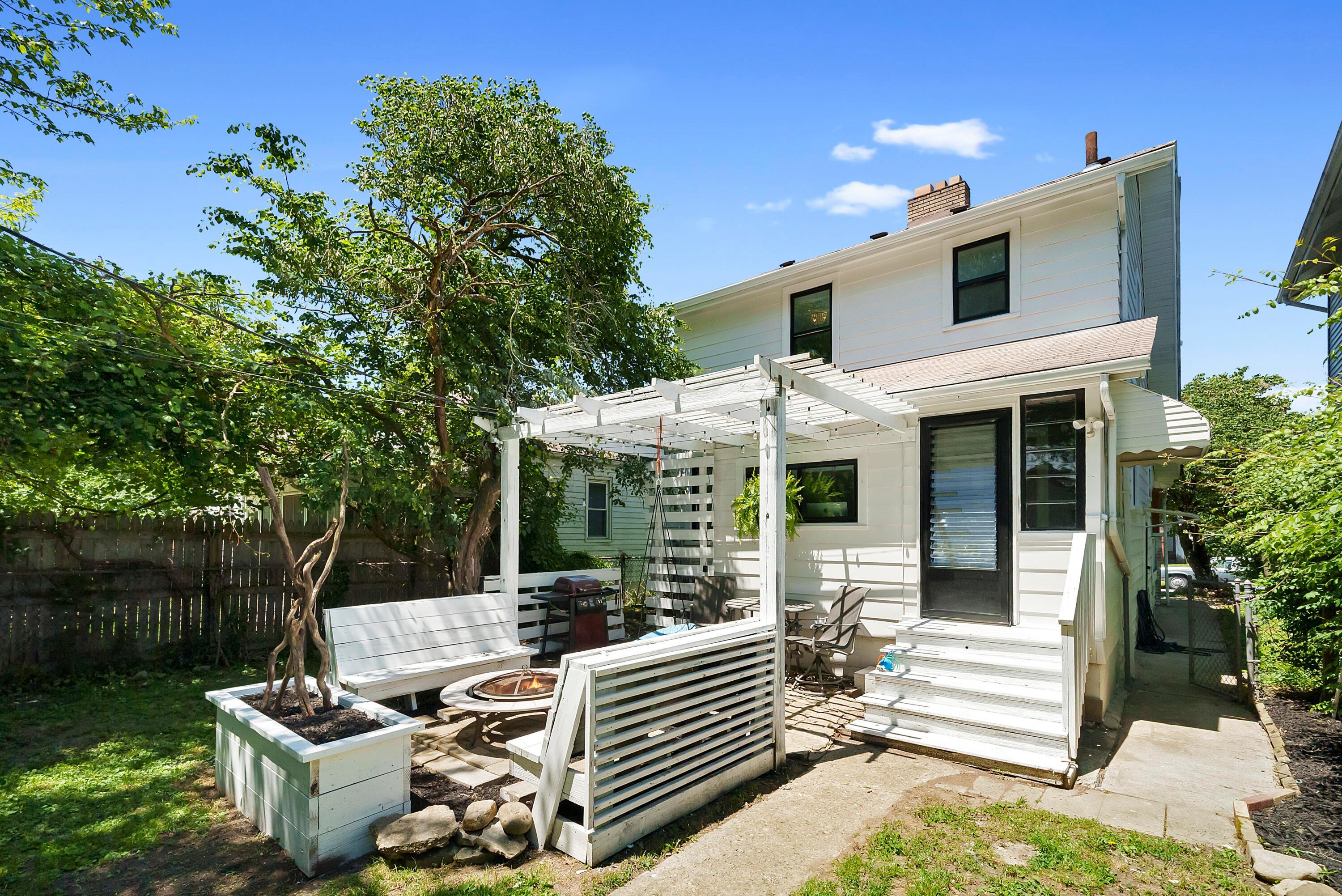 713 E Deshler Avenue