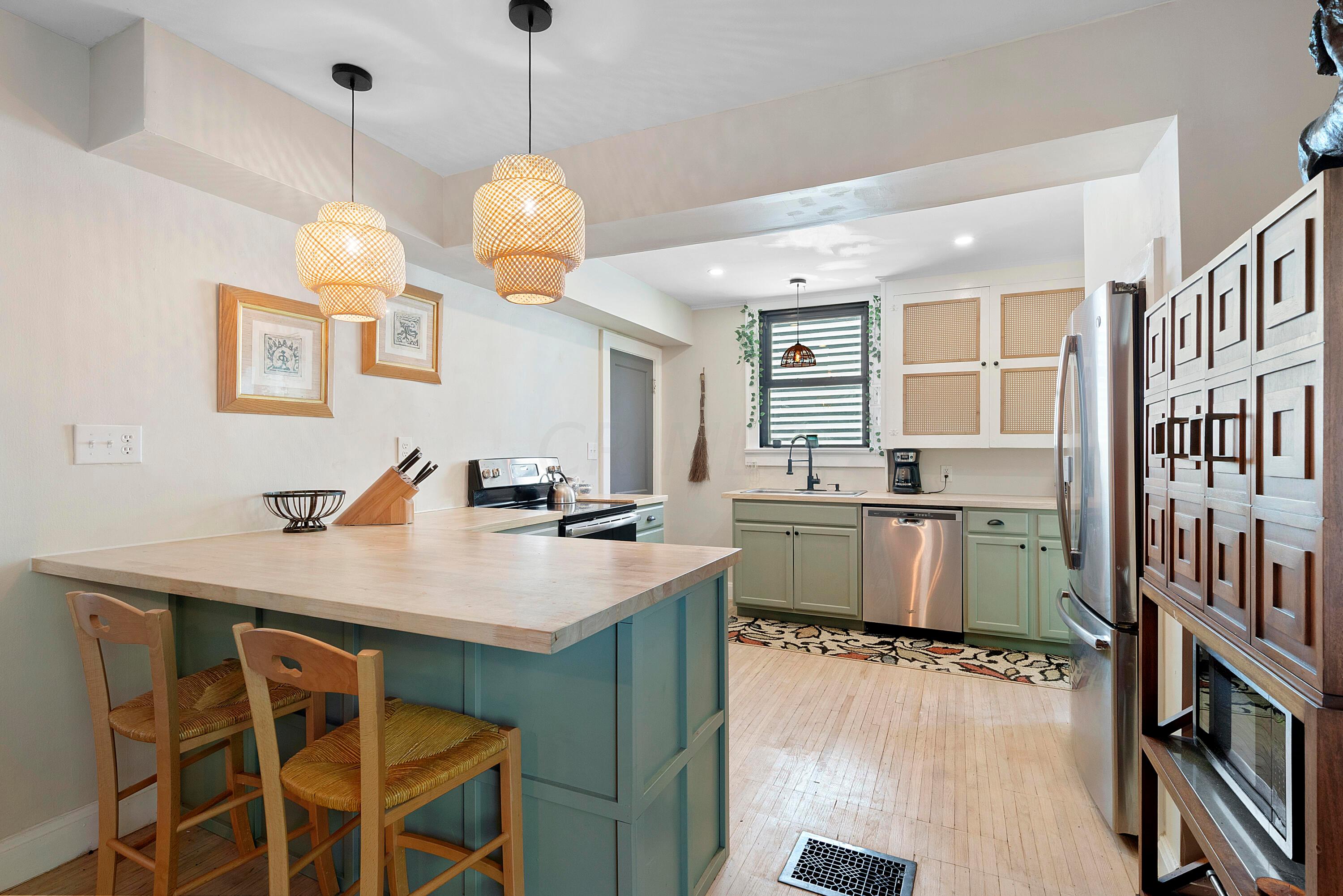 713 E Deshler Avenue