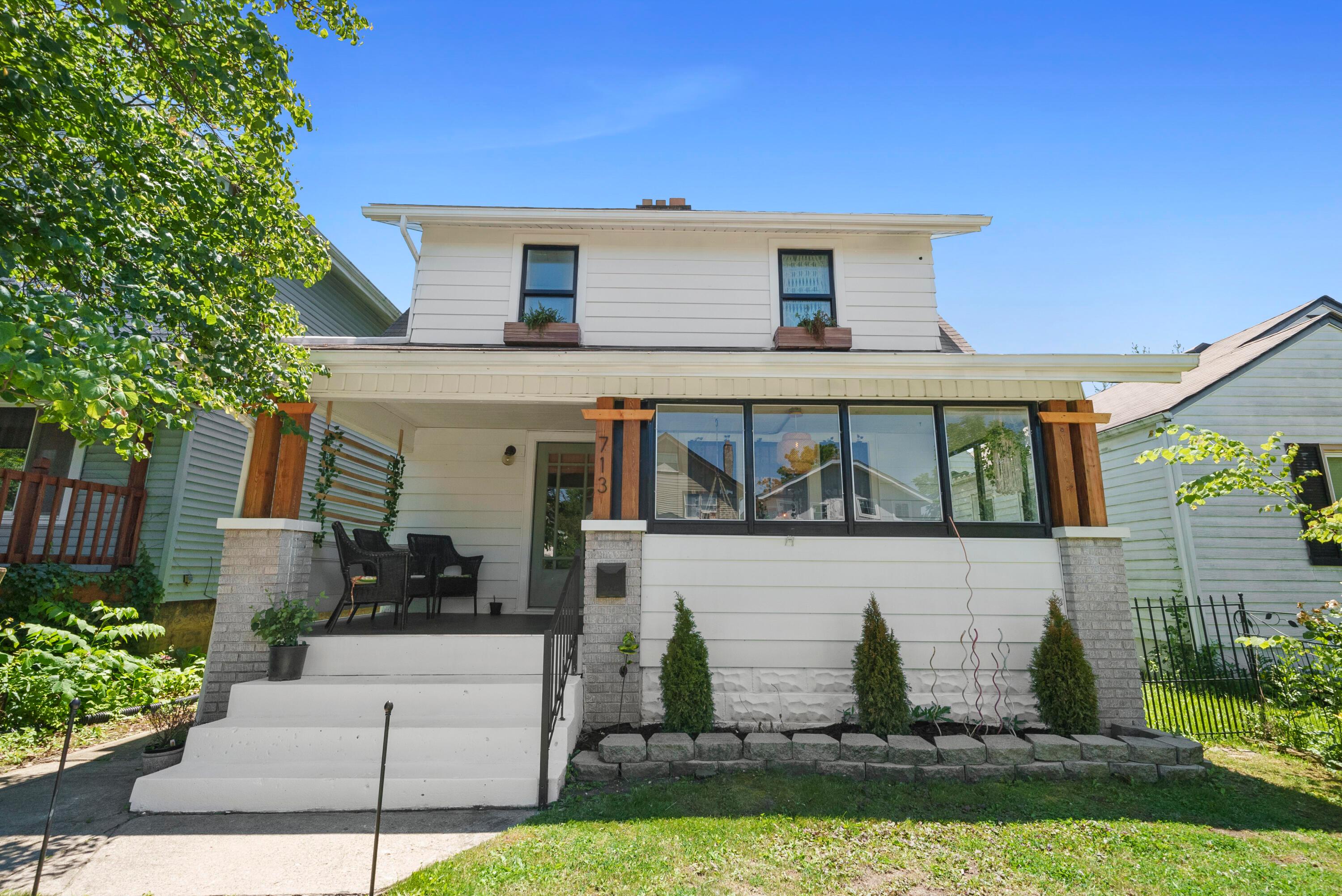 713 E Deshler Avenue