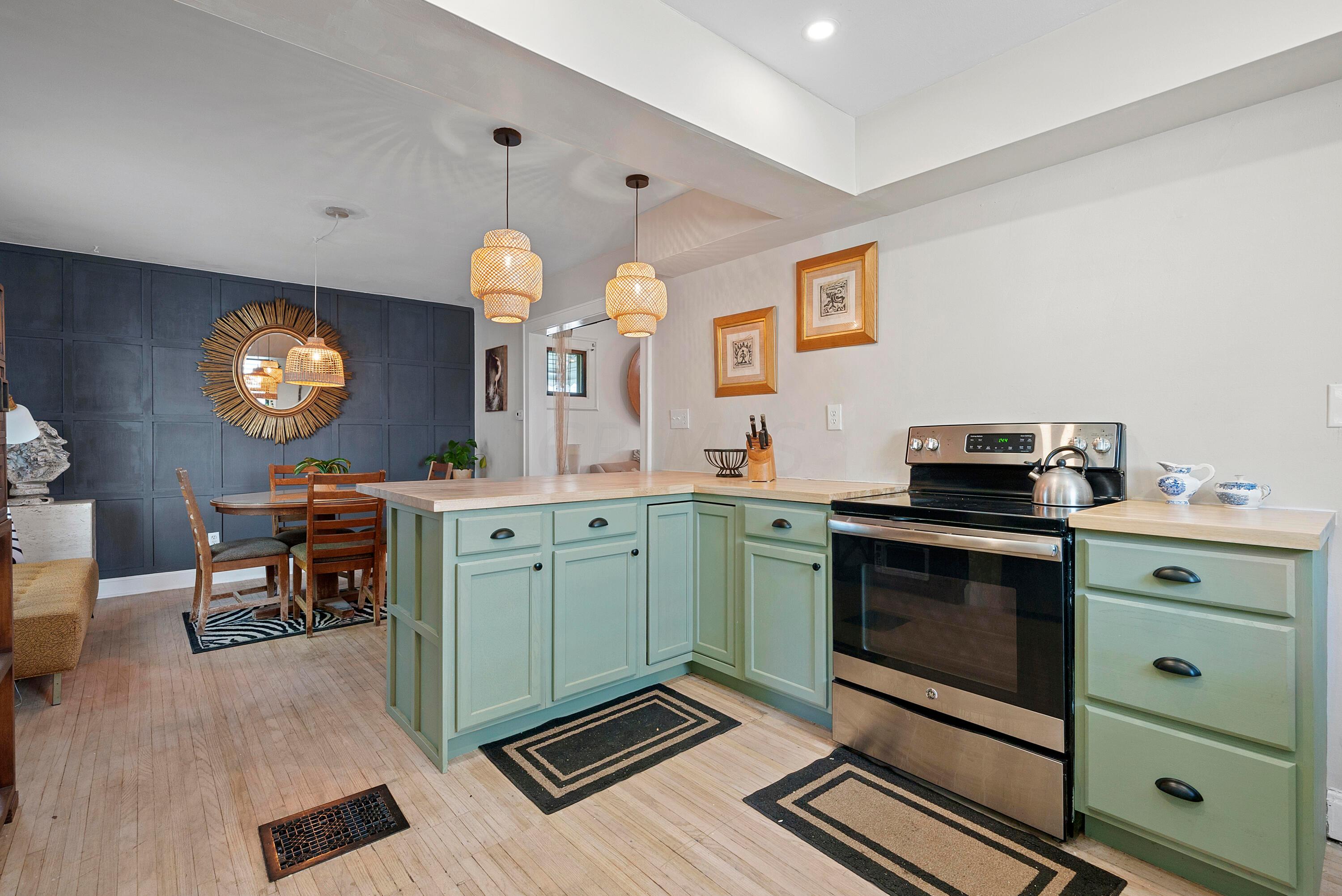 713 E Deshler Avenue