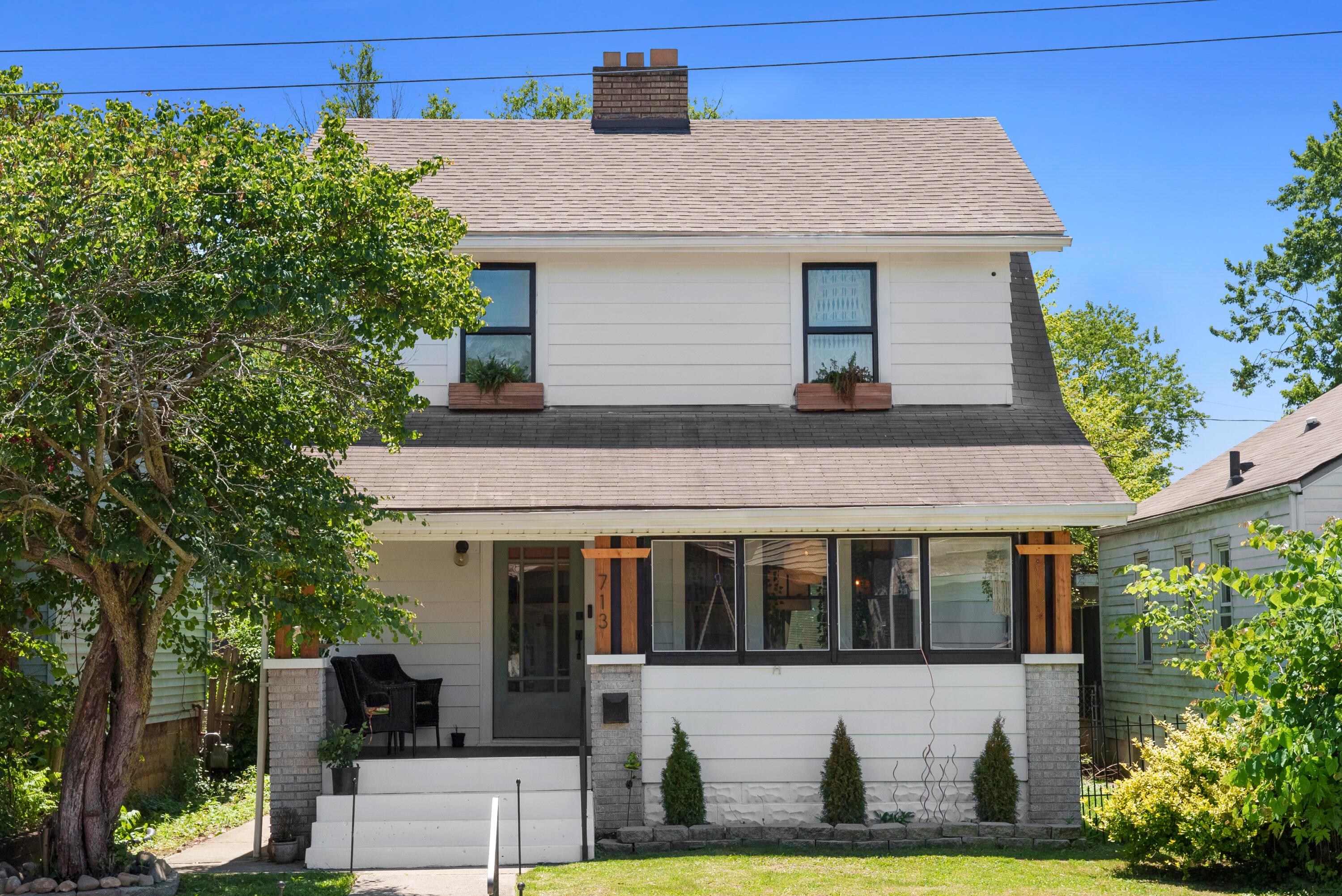 713 E Deshler Avenue