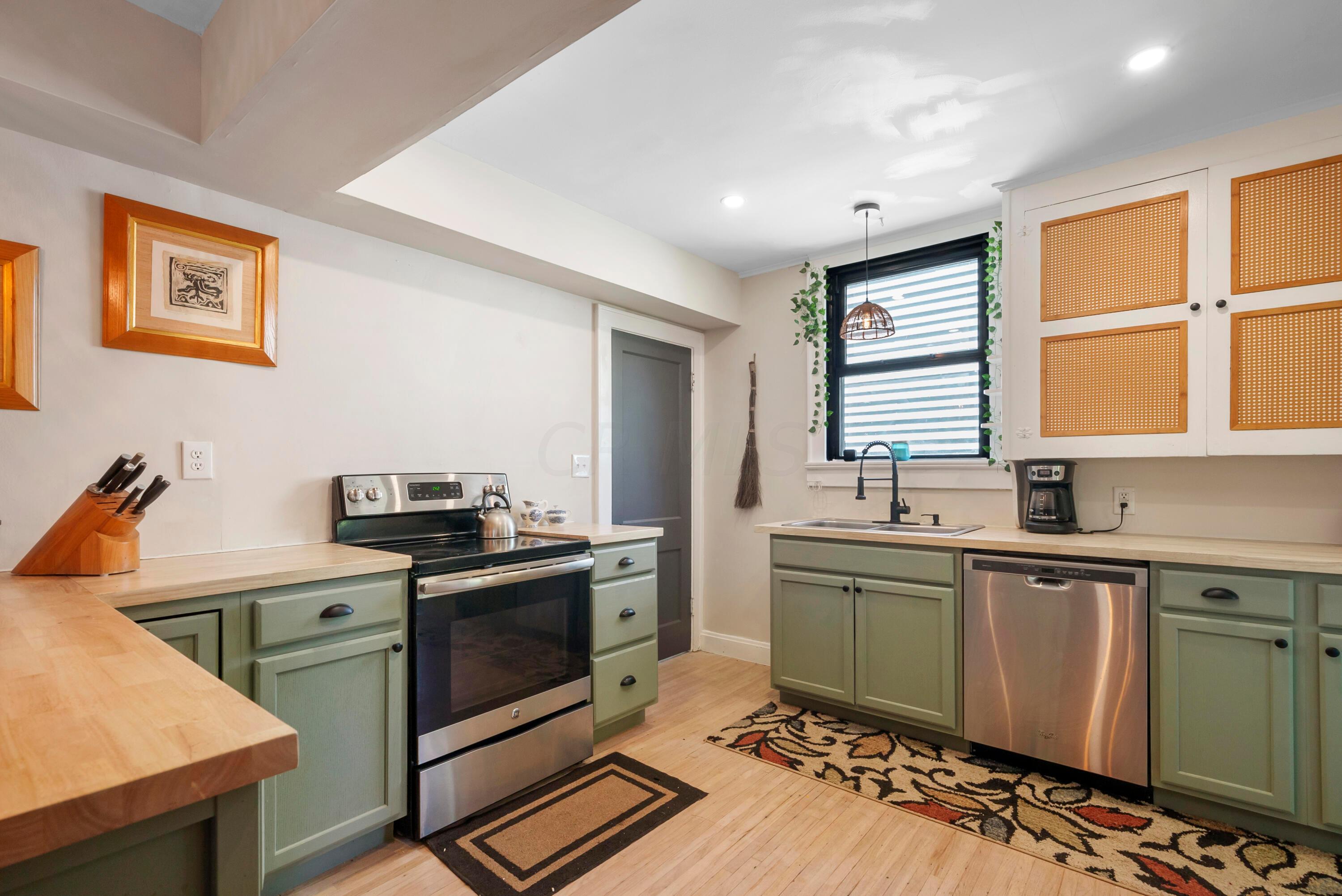 713 E Deshler Avenue