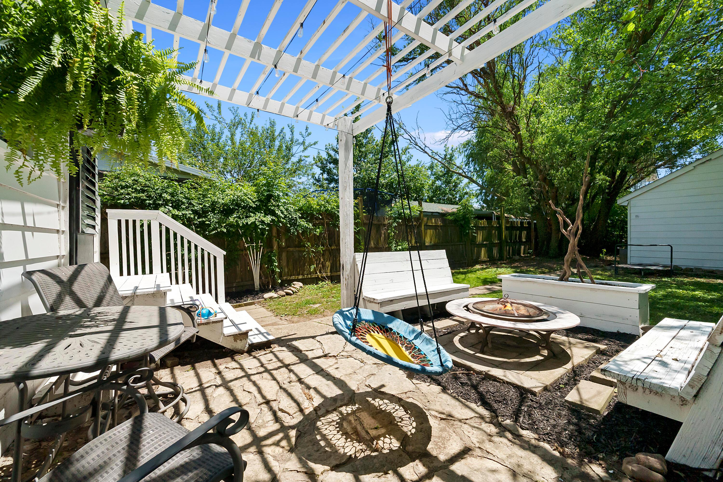 713 E Deshler Avenue