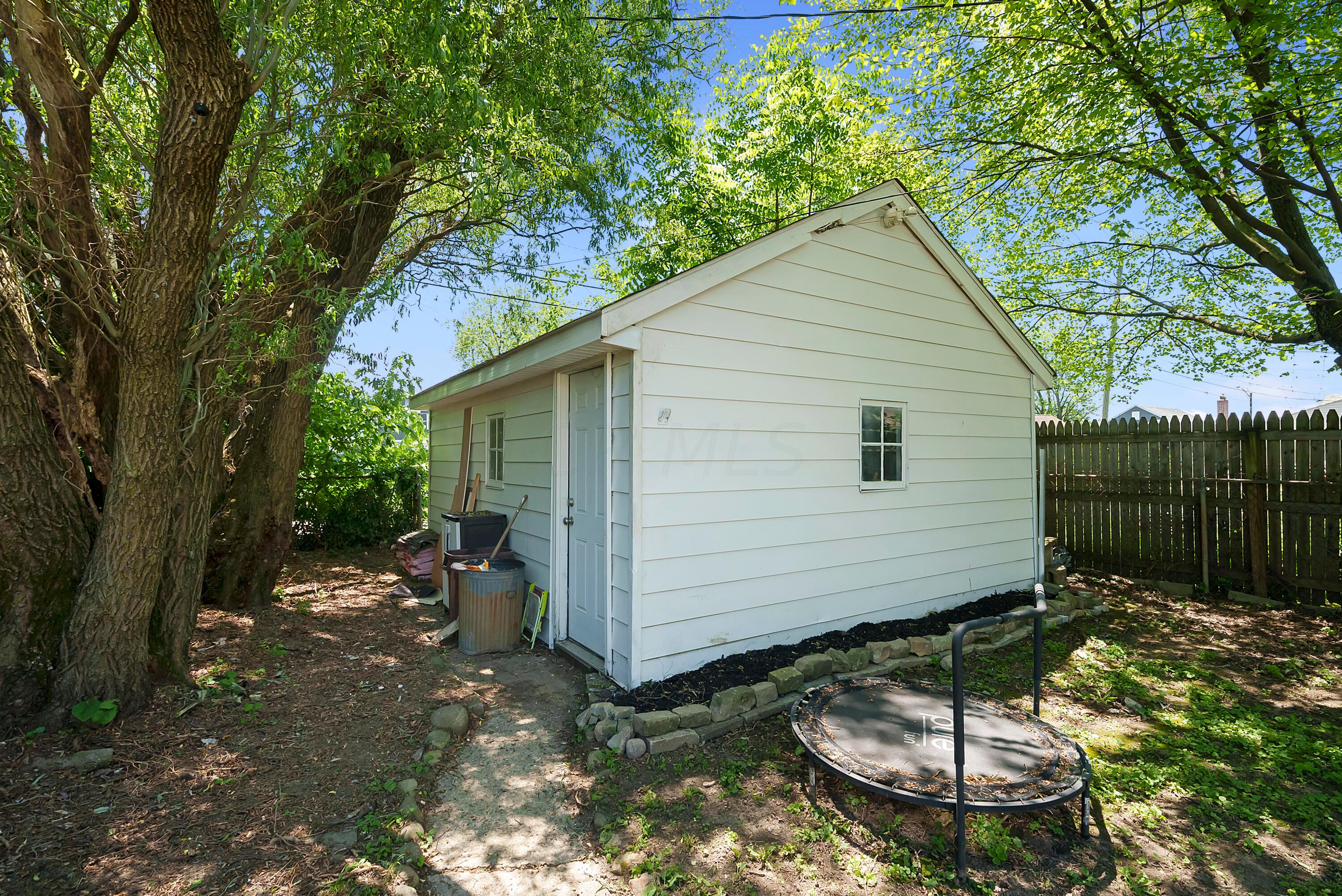 713 E Deshler Avenue