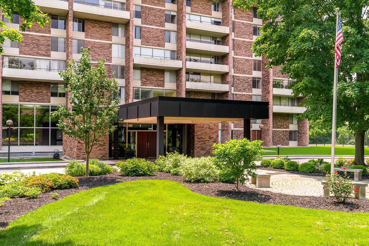 1000 Urlin Avenue, 2215