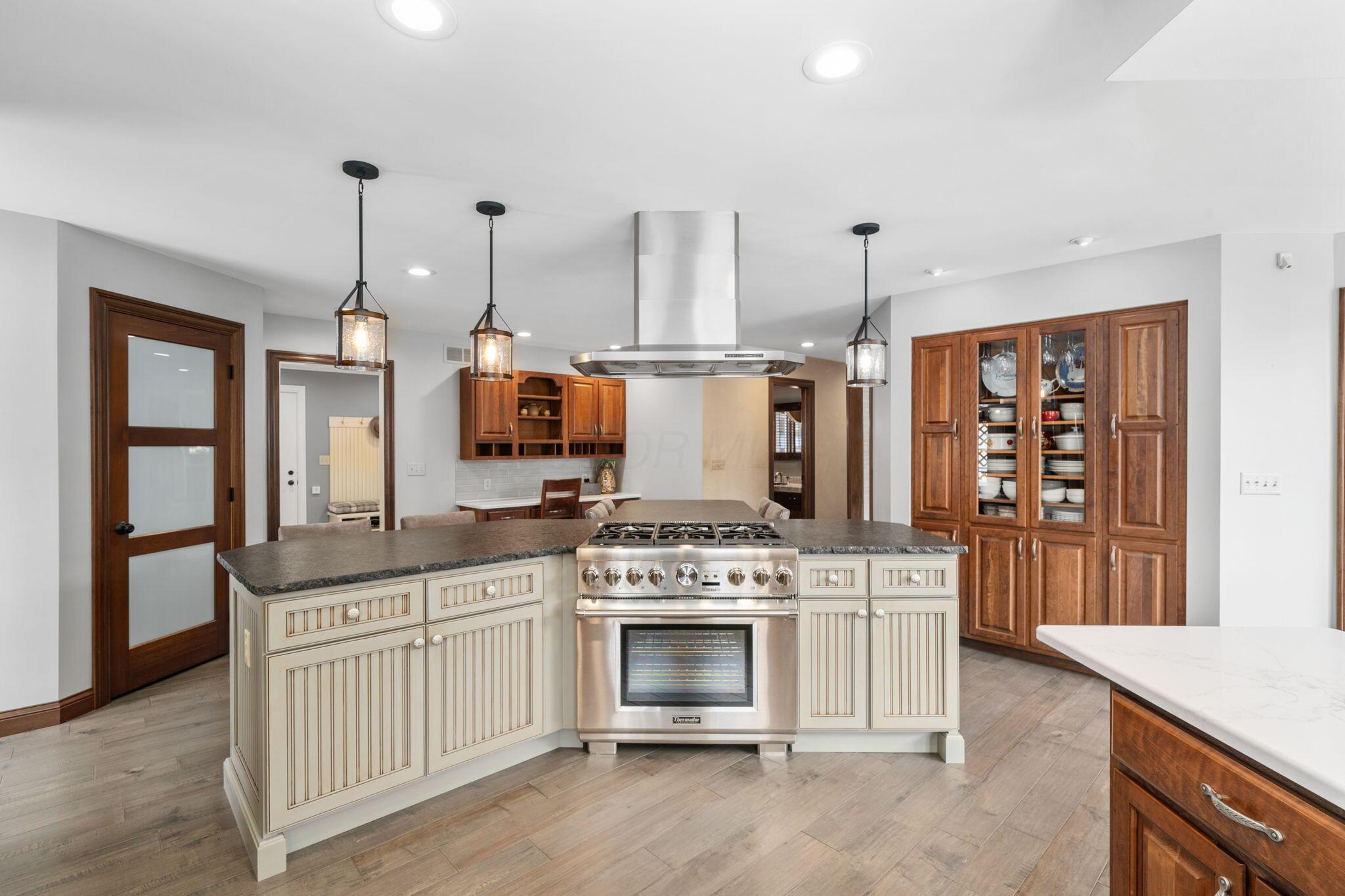 6637 Lakeside Circle E