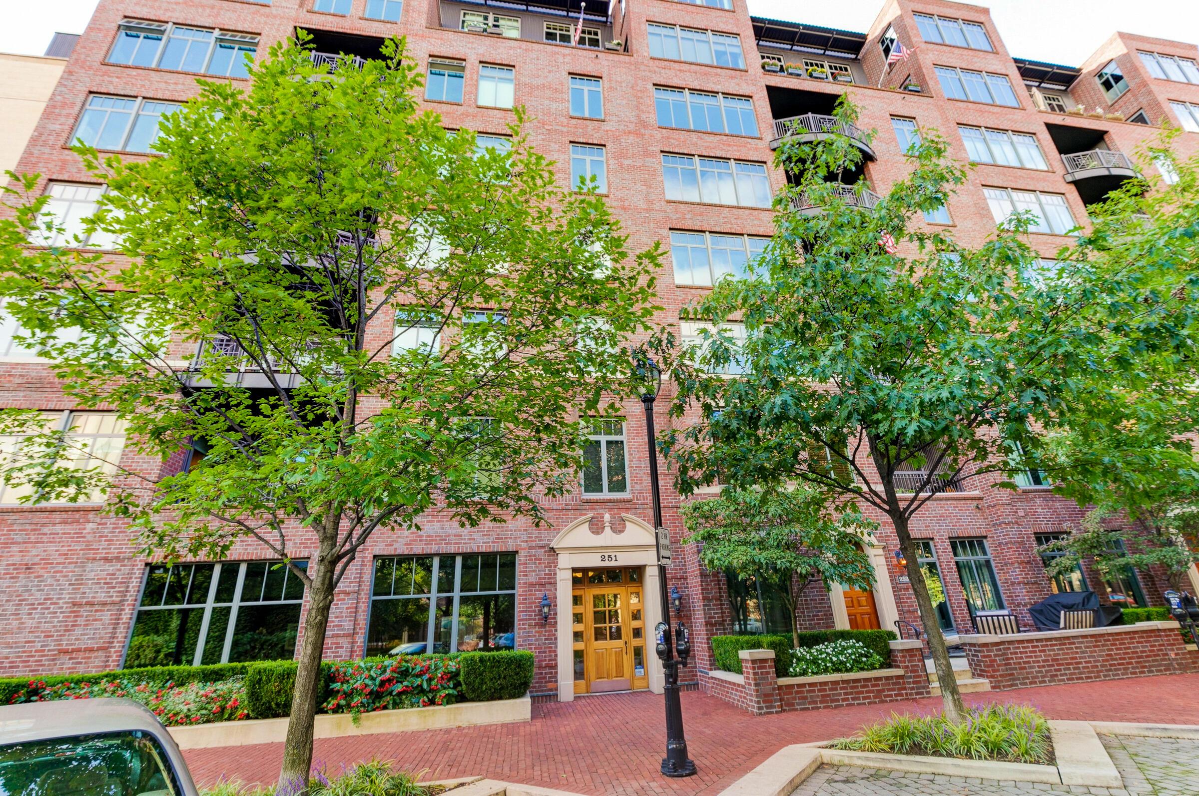 251 Daniel Burnham Square, 703
