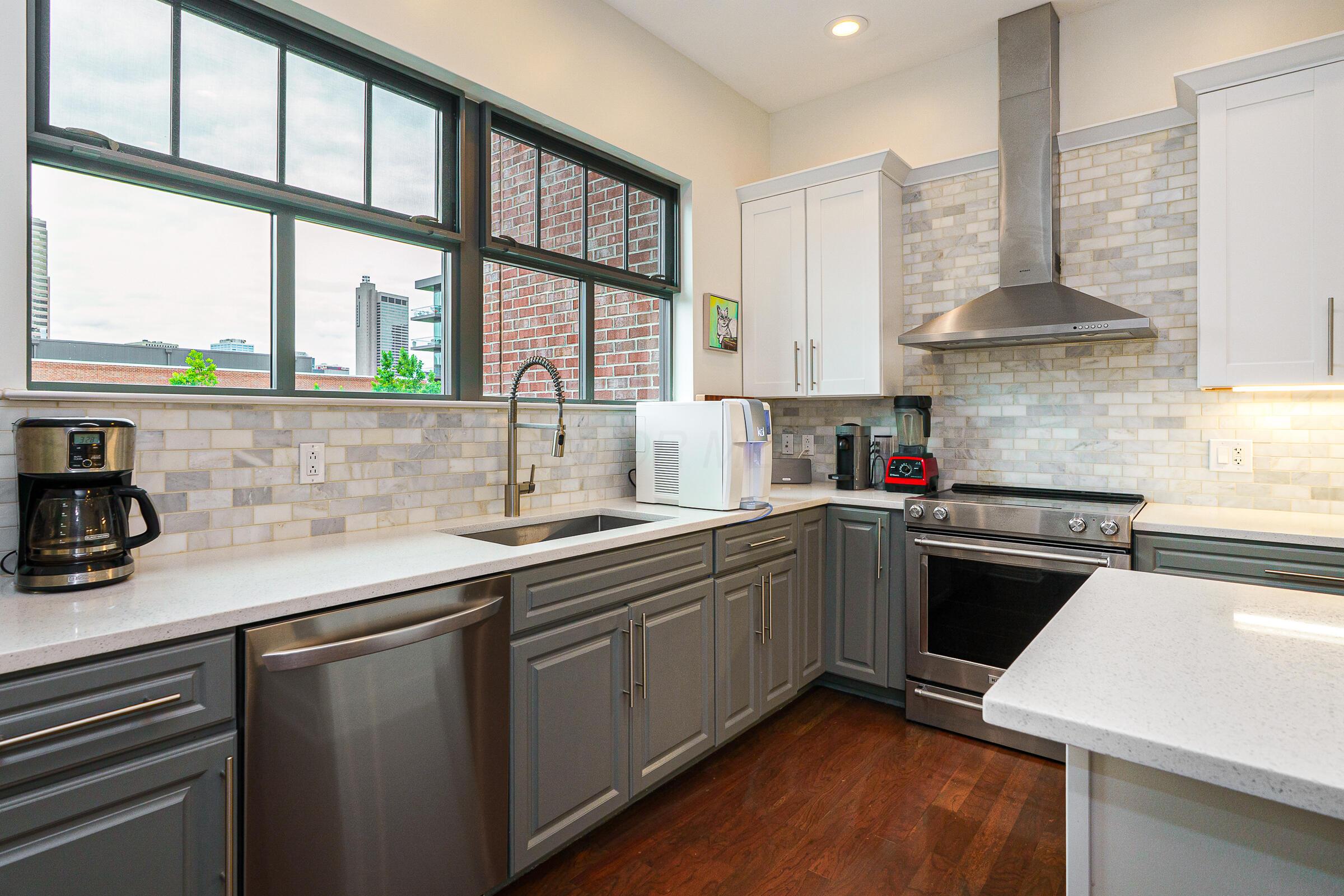 251 Daniel Burnham Square, 703