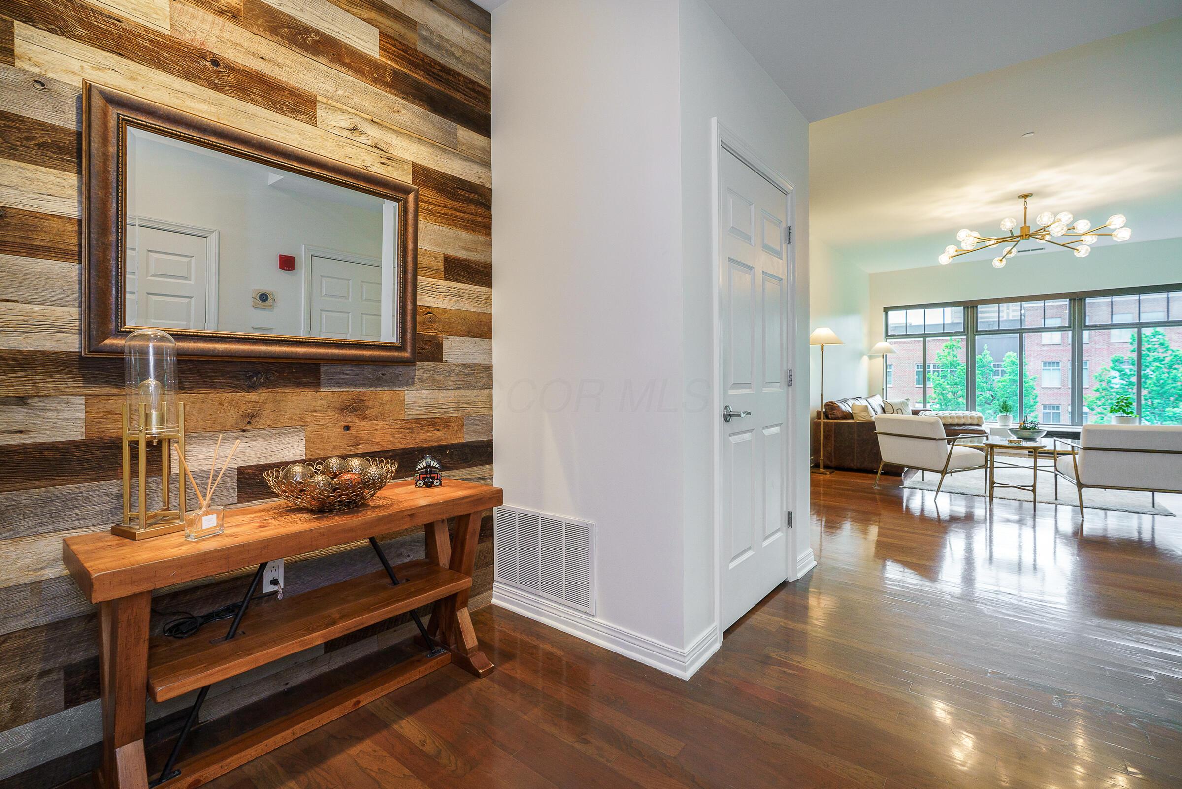 251 Daniel Burnham Square, 703