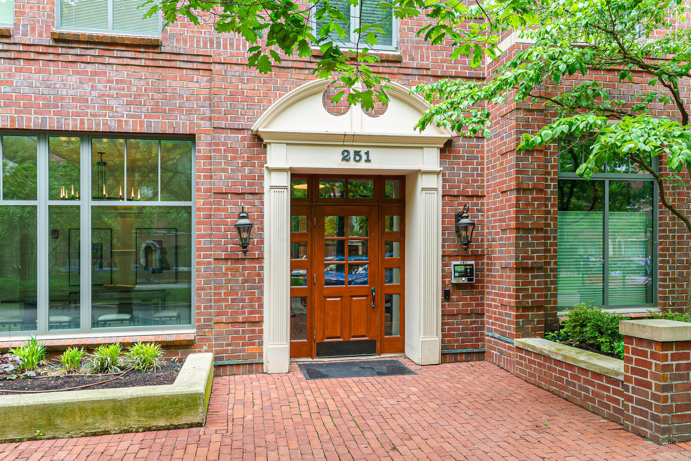 251 Daniel Burnham Square, 703