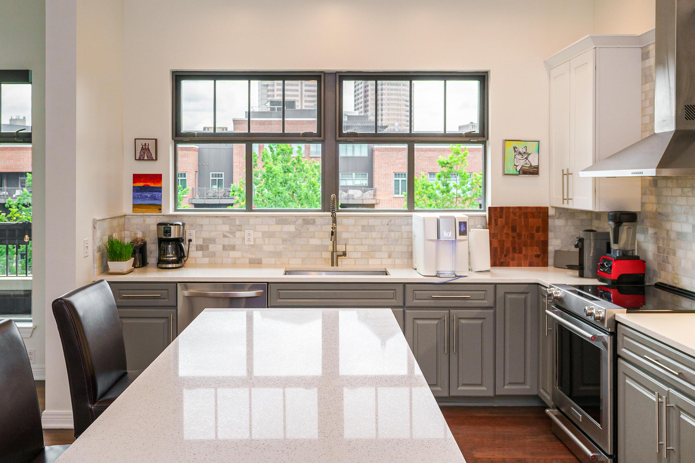 251 Daniel Burnham Square, 703