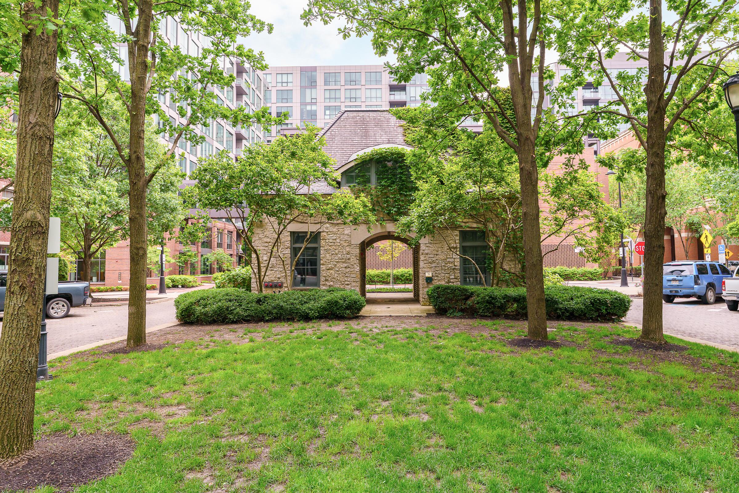 251 Daniel Burnham Square, 703