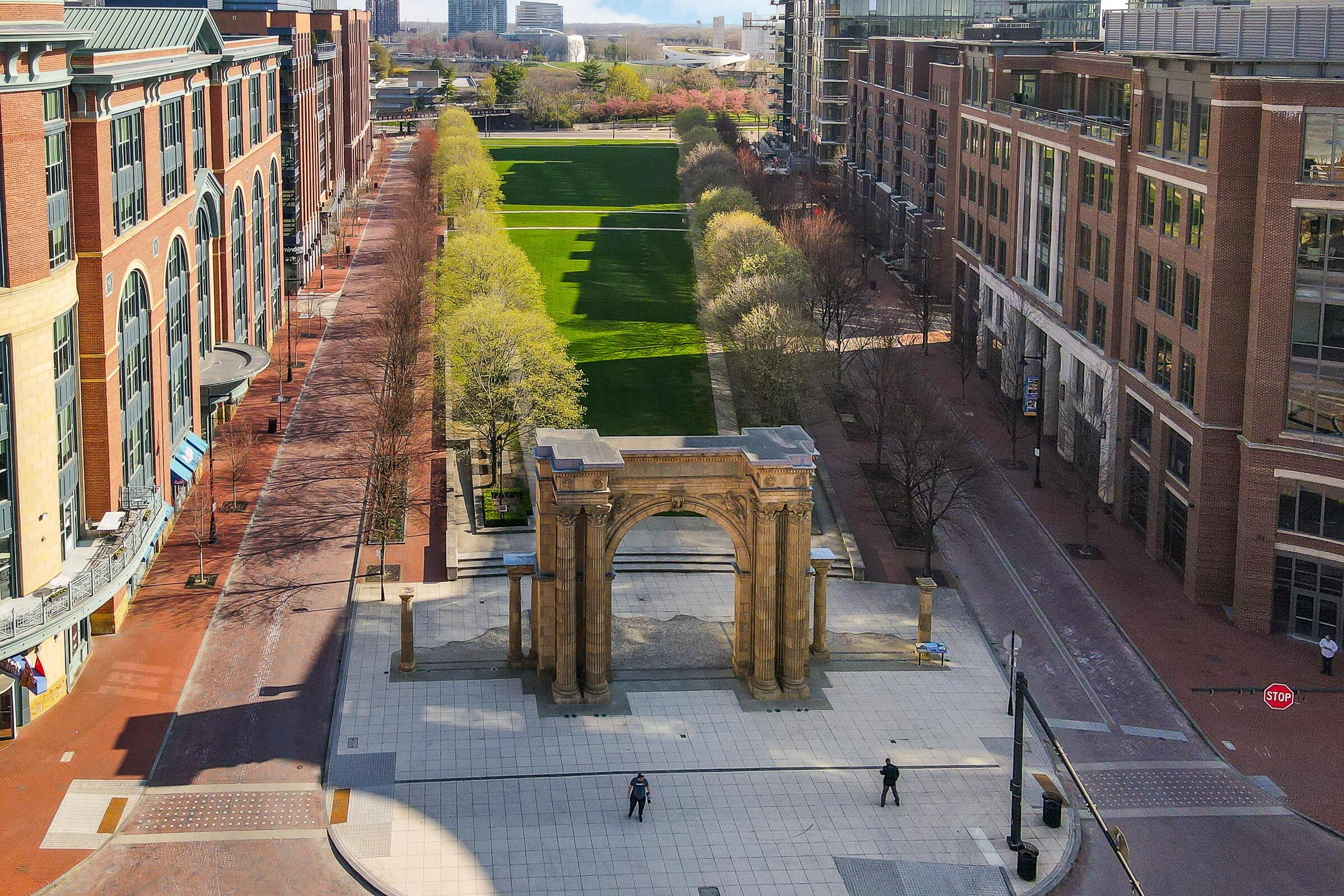 251 Daniel Burnham Square, 703