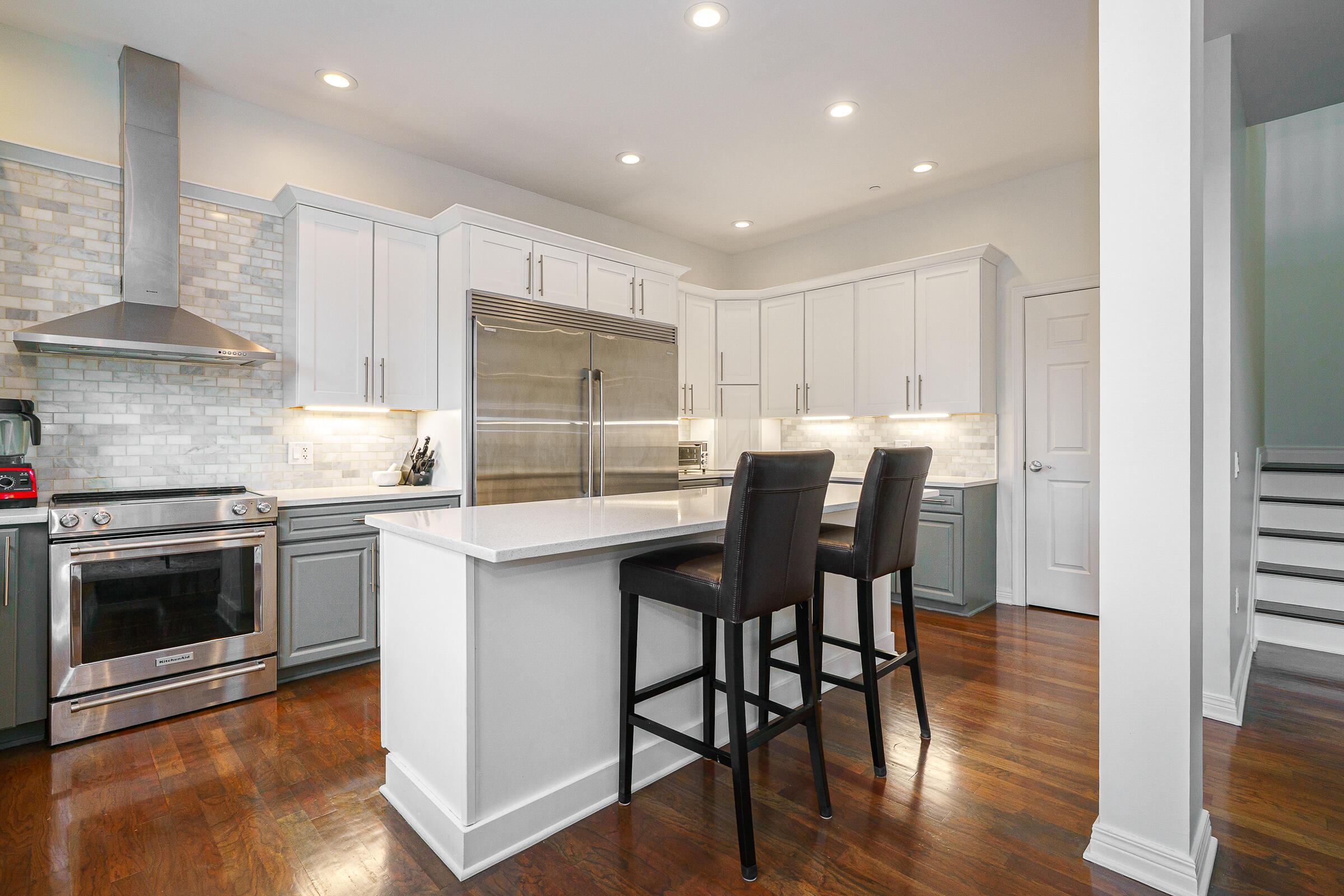 251 Daniel Burnham Square, 703