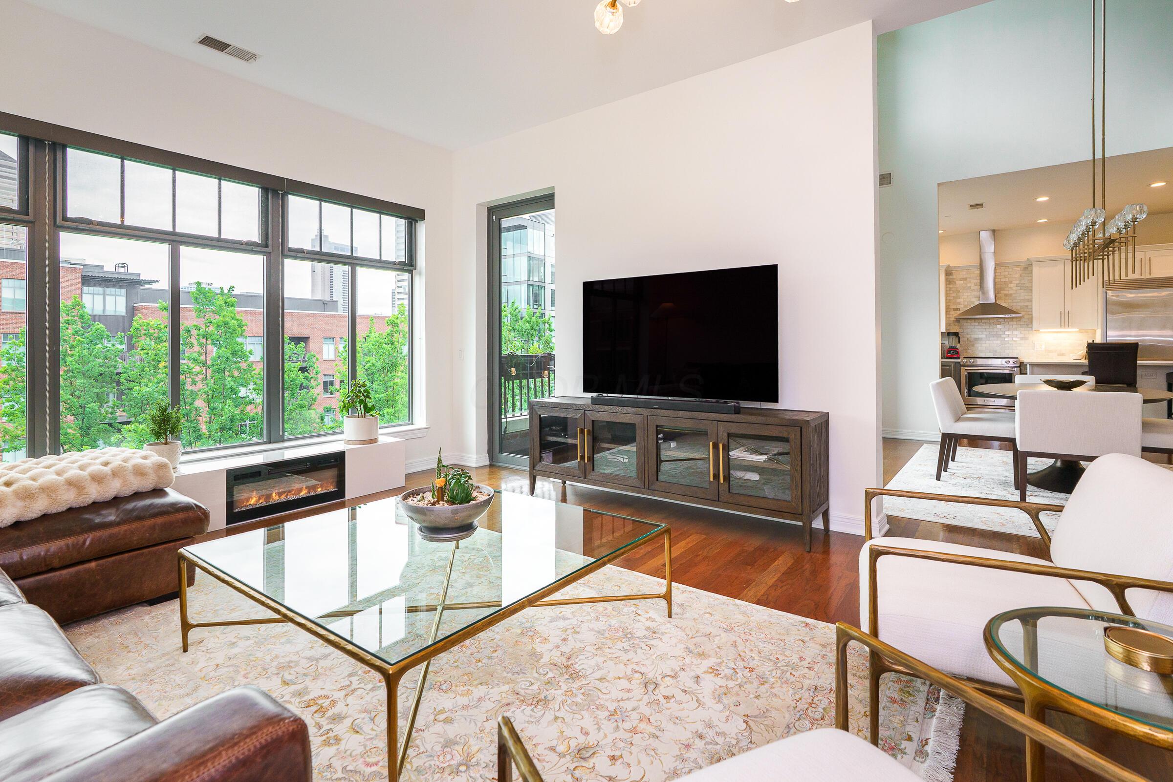 251 Daniel Burnham Square, 703