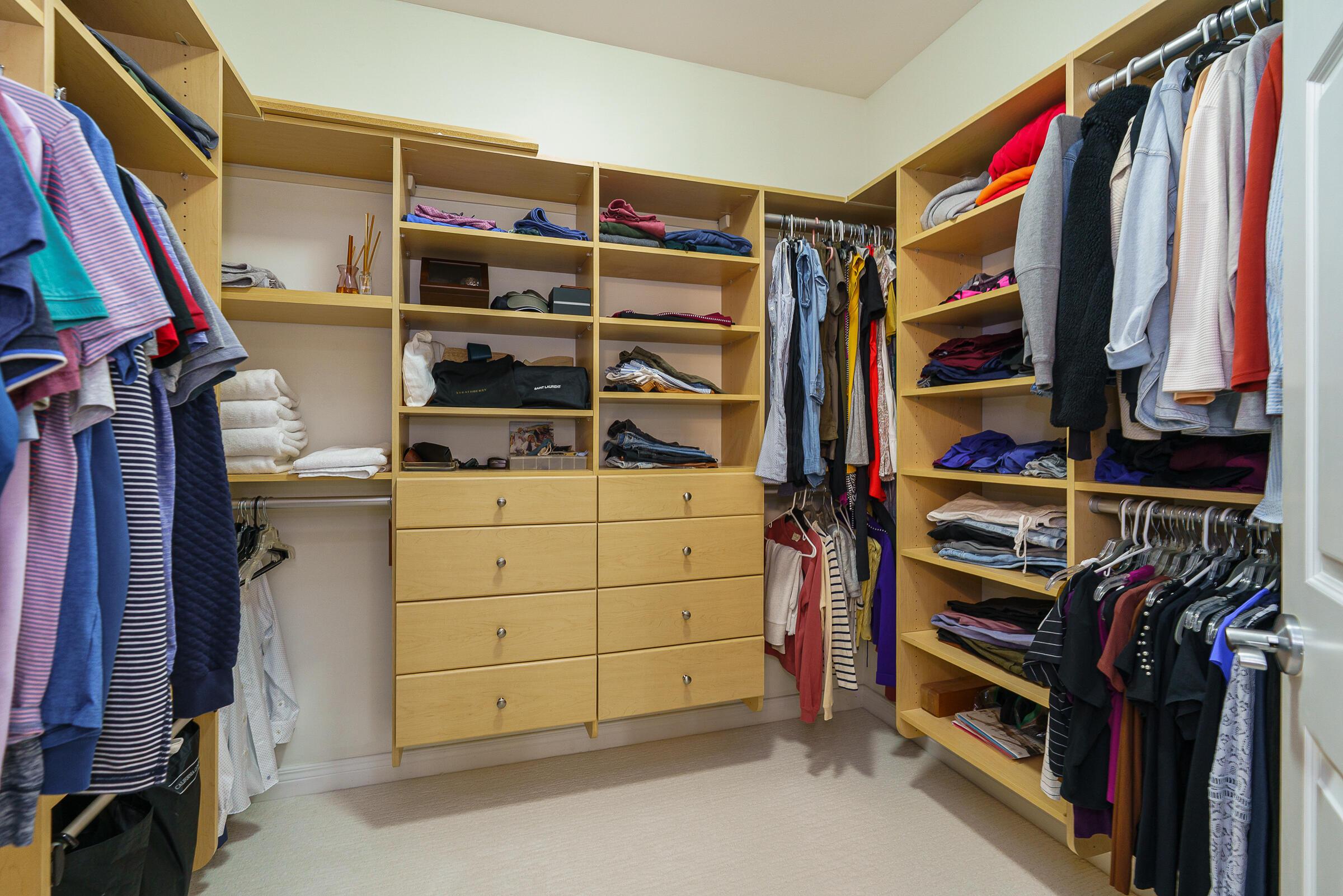 251 Daniel Burnham Square, 703