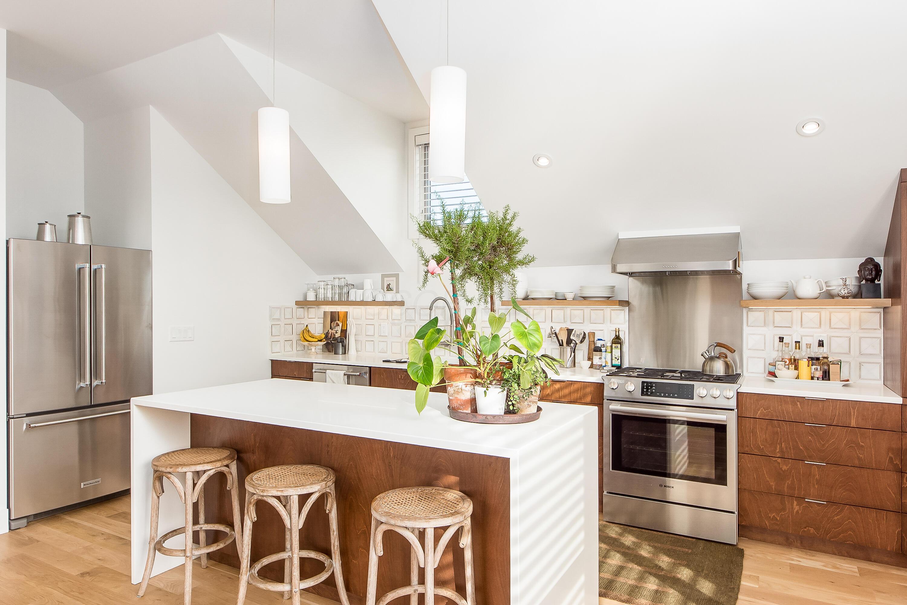 848 S Lazelle Street