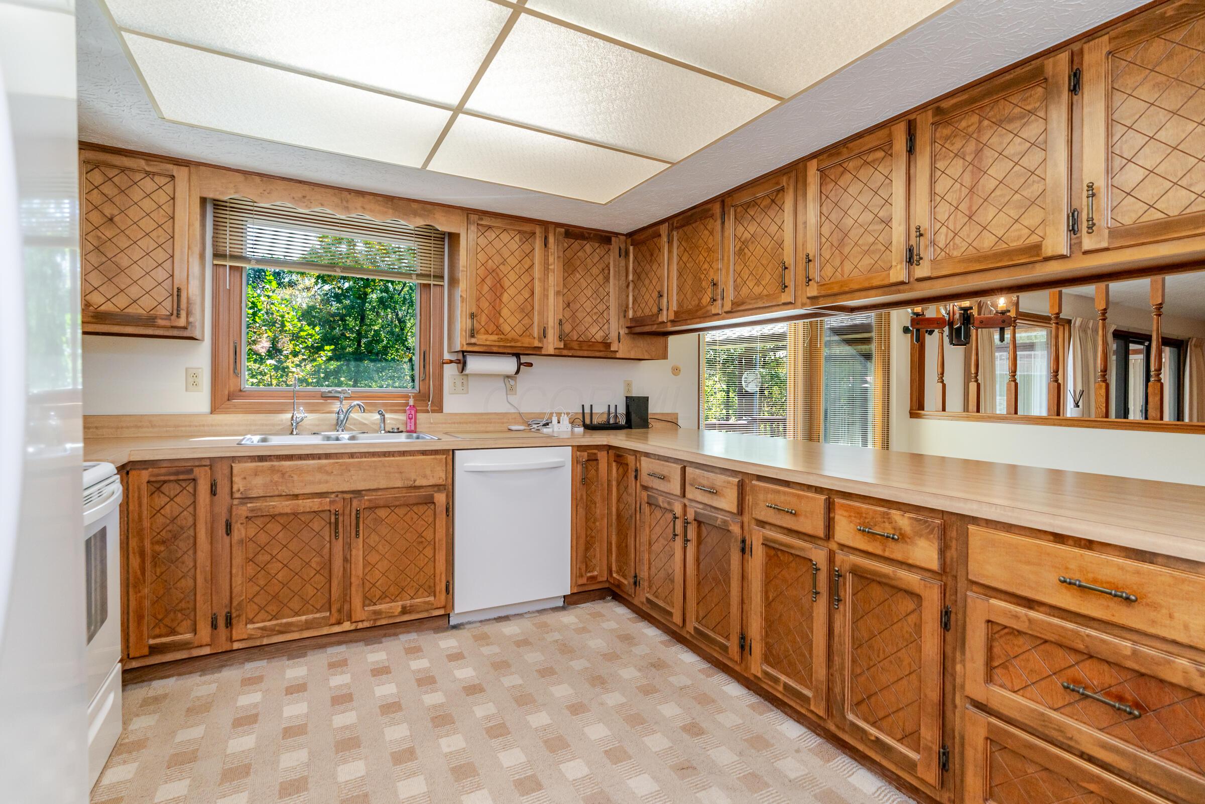 6611 Lake Of The Woods Point