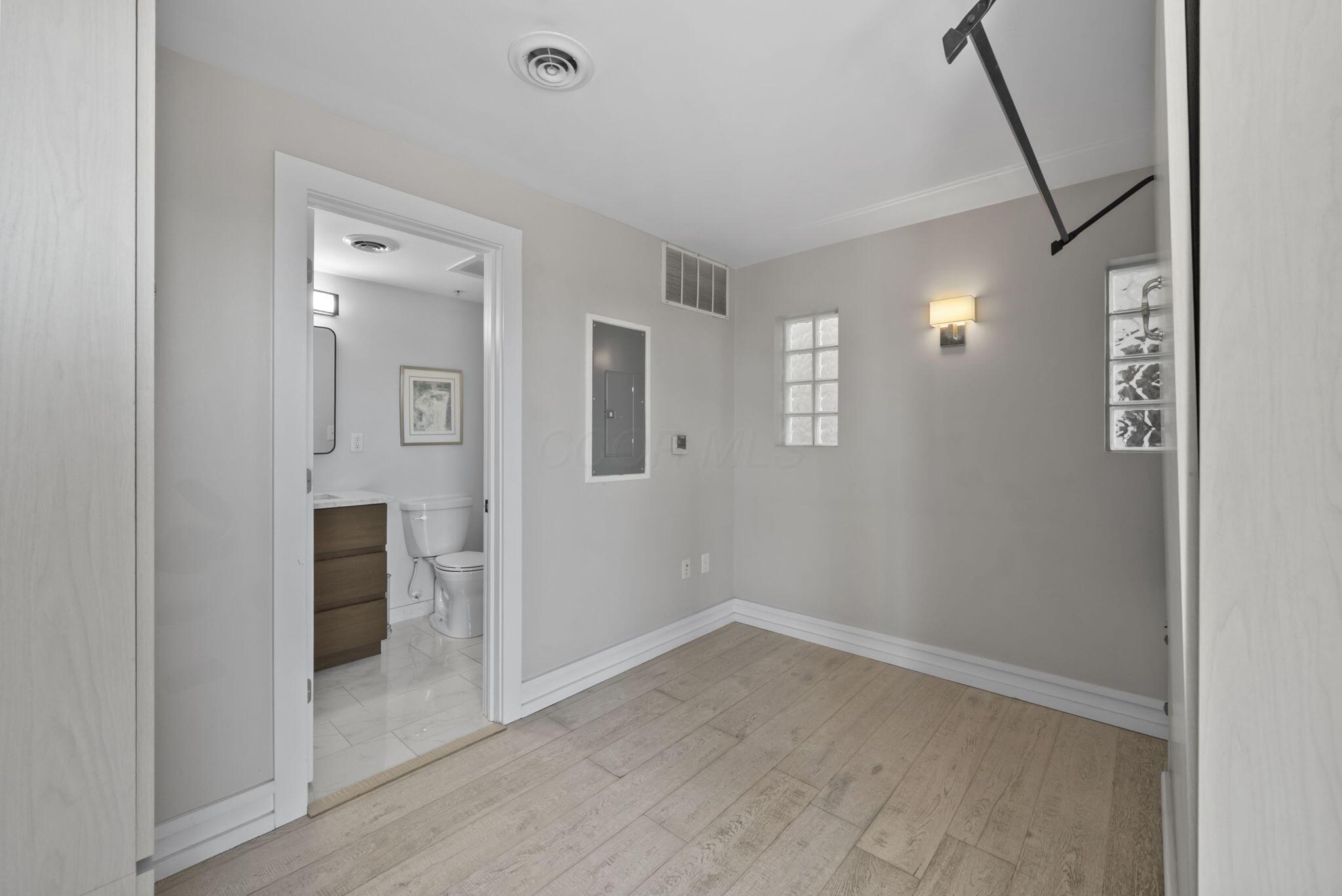 367 Auden Avenue, 302