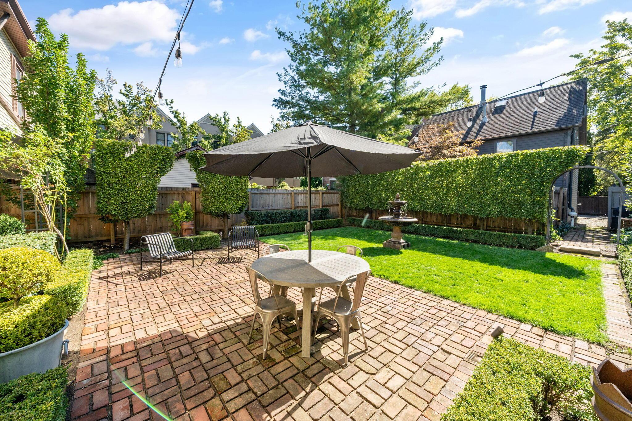 307 E Sycamore Street