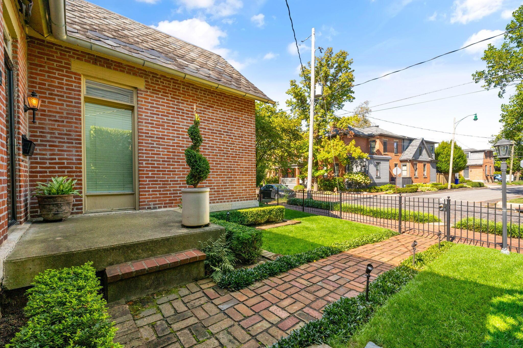 307 E Sycamore Street