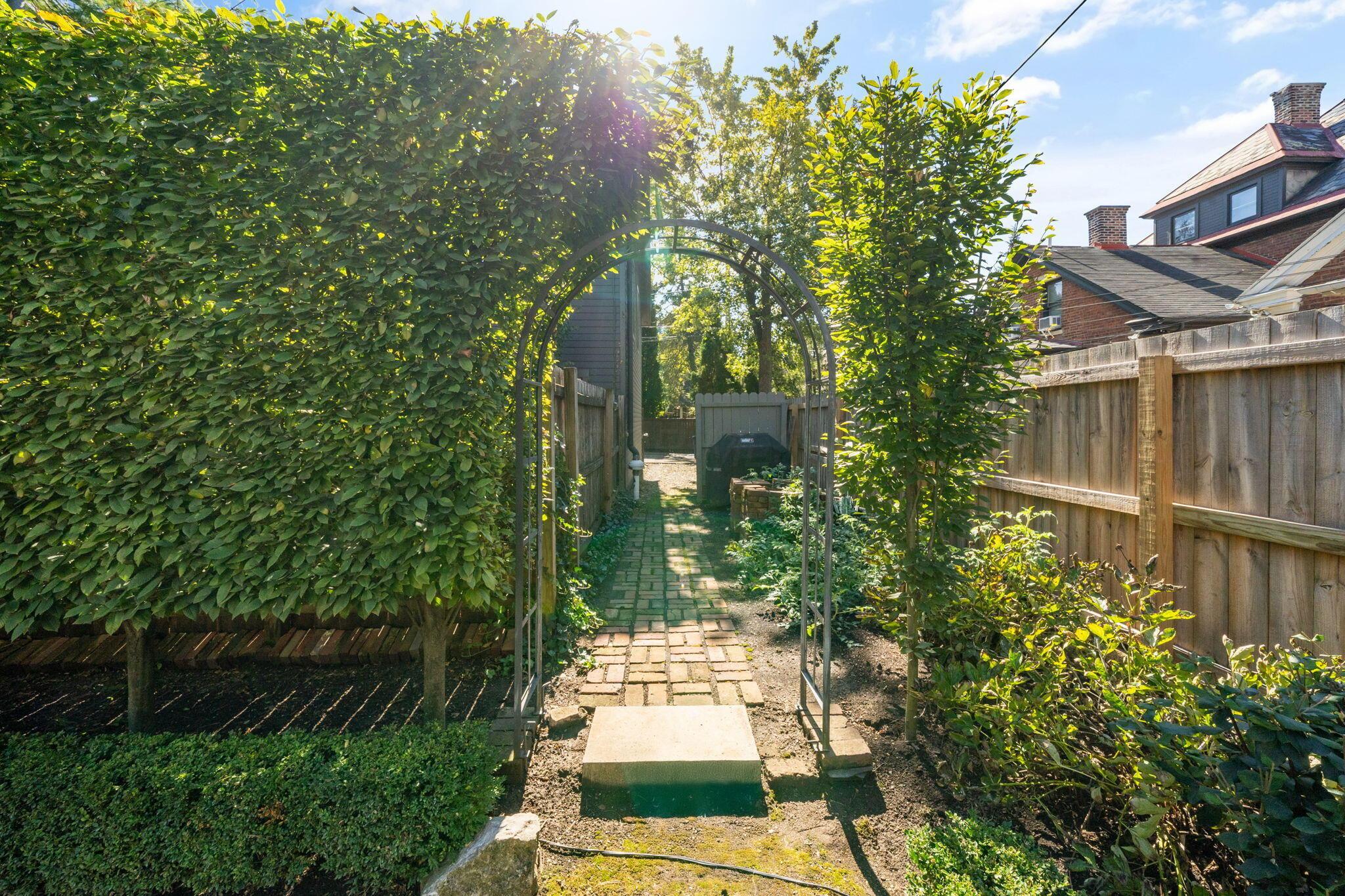 307 E Sycamore Street